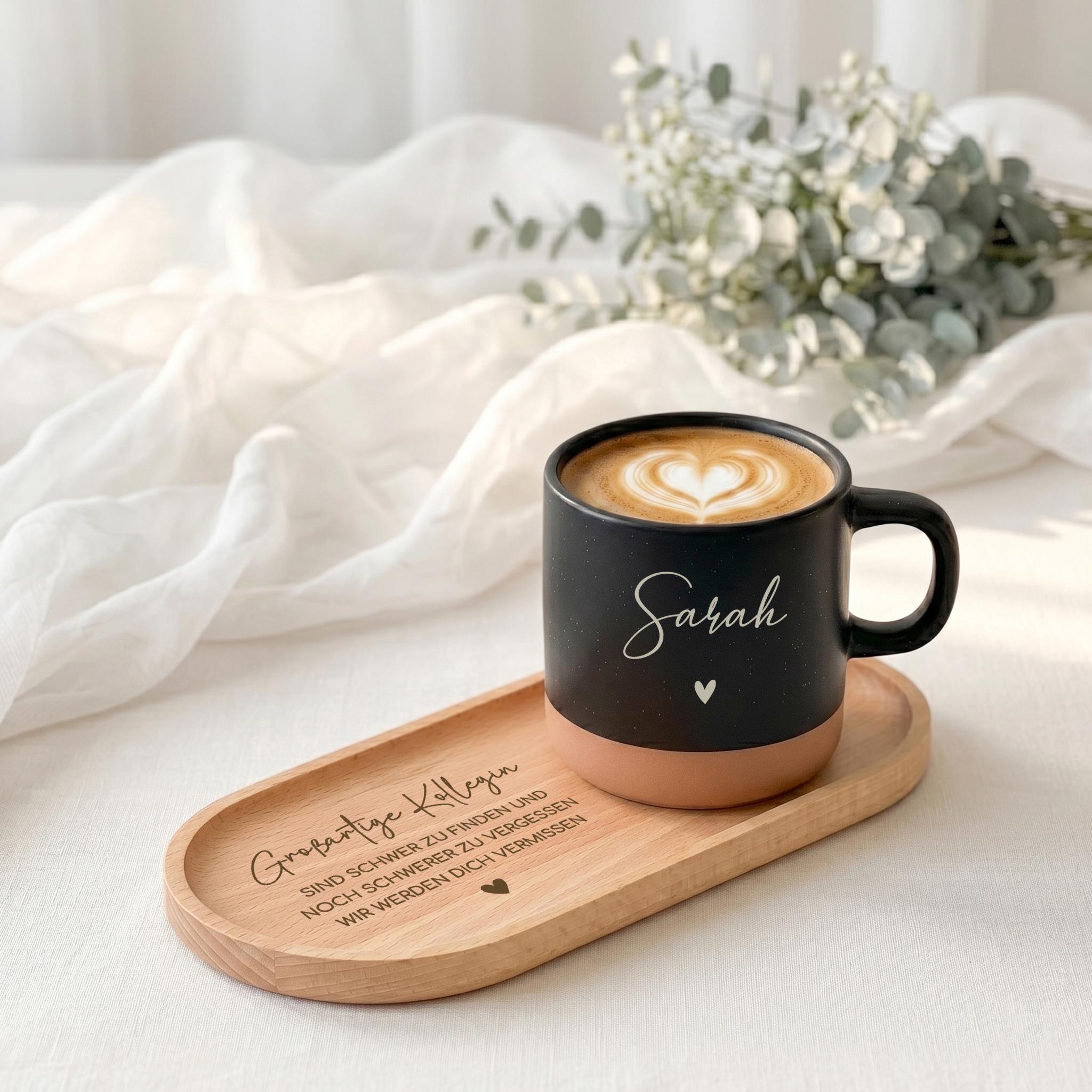 Geschenkset Tasse mit Tablett als personalisierte Tasse mit Name für Kollegin. Dieses Abschiedsgeschenk personalisiert eignet sich perfekt für Jobwechsel, Ruhestand oder als Geschenkidee Abschied Arbeit. Die hochwertige Kaffeetasse und das Holztablett mit Gravur machen das Set besonders persönlich.