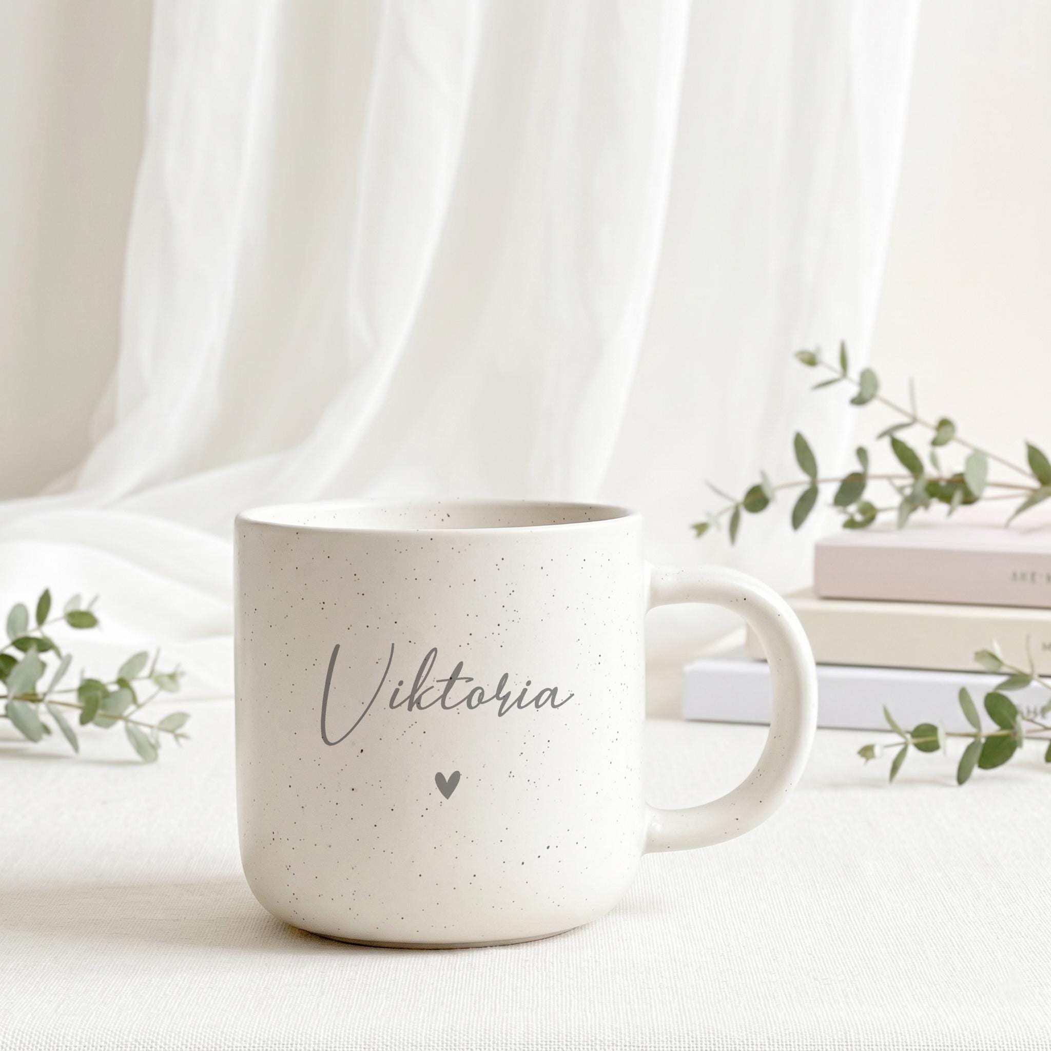 Personalisierte Tasse mit Name im Geschenkset Tasse mit Tablett als Geschenk für Kollegin oder Arbeitskollegin. Dieses Set eignet sich perfekt als Abschiedsgeschenk zum Jobwechsel, Ruhestand oder Teamabschied. Die Keramiktasse 360 ml und das gravierte Holztablett verbinden praktische Nutzung mit persönlicher Erinnerung.