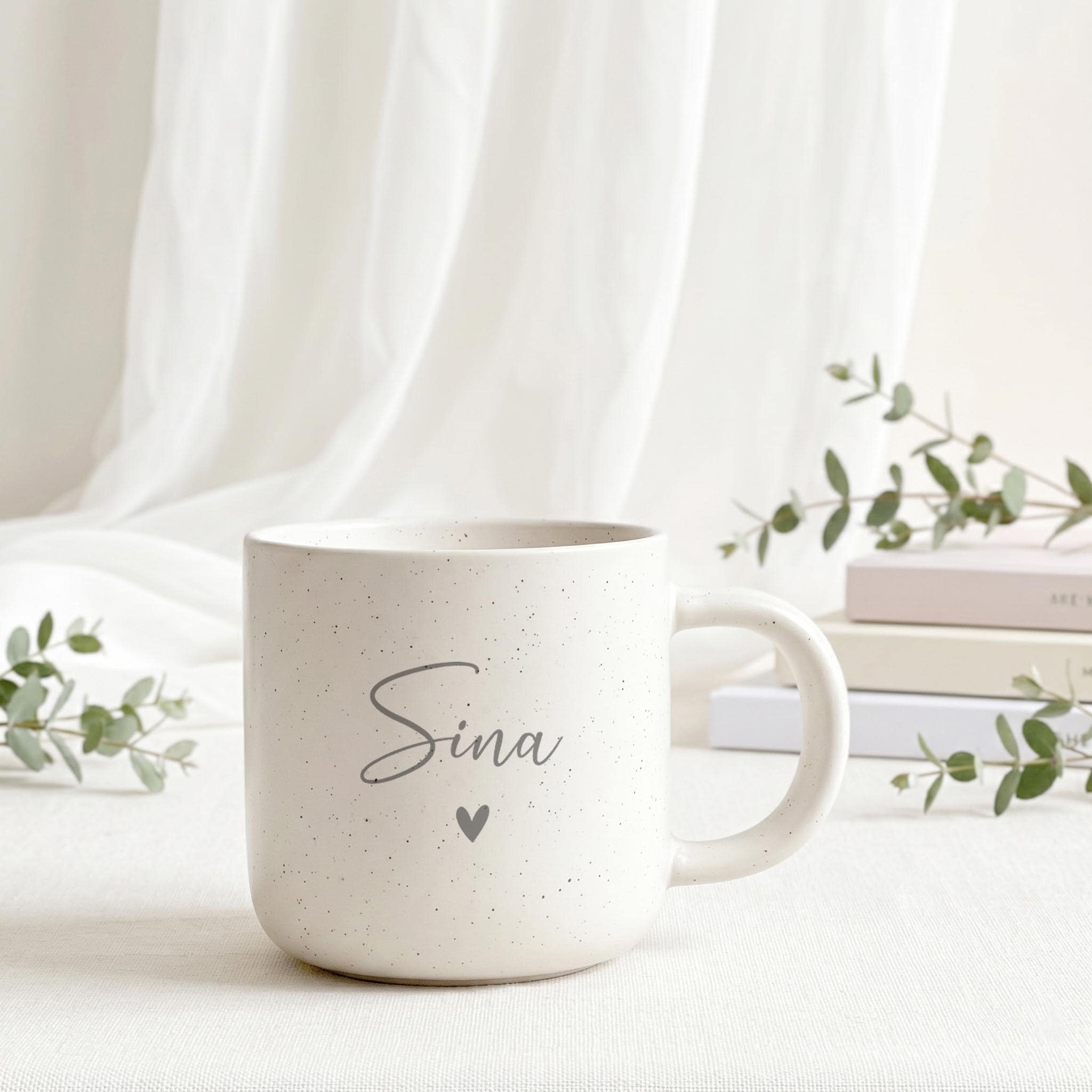 Personalisierte Tasse mit Name im modernen Wohnstil fotografiert. Warmes Licht, Holzdetails und gemütliche Atmosphäre – Geschenkidee für Freundschaft, Liebe und Familie. Steingut Tasse. Personalisierte Geschenke