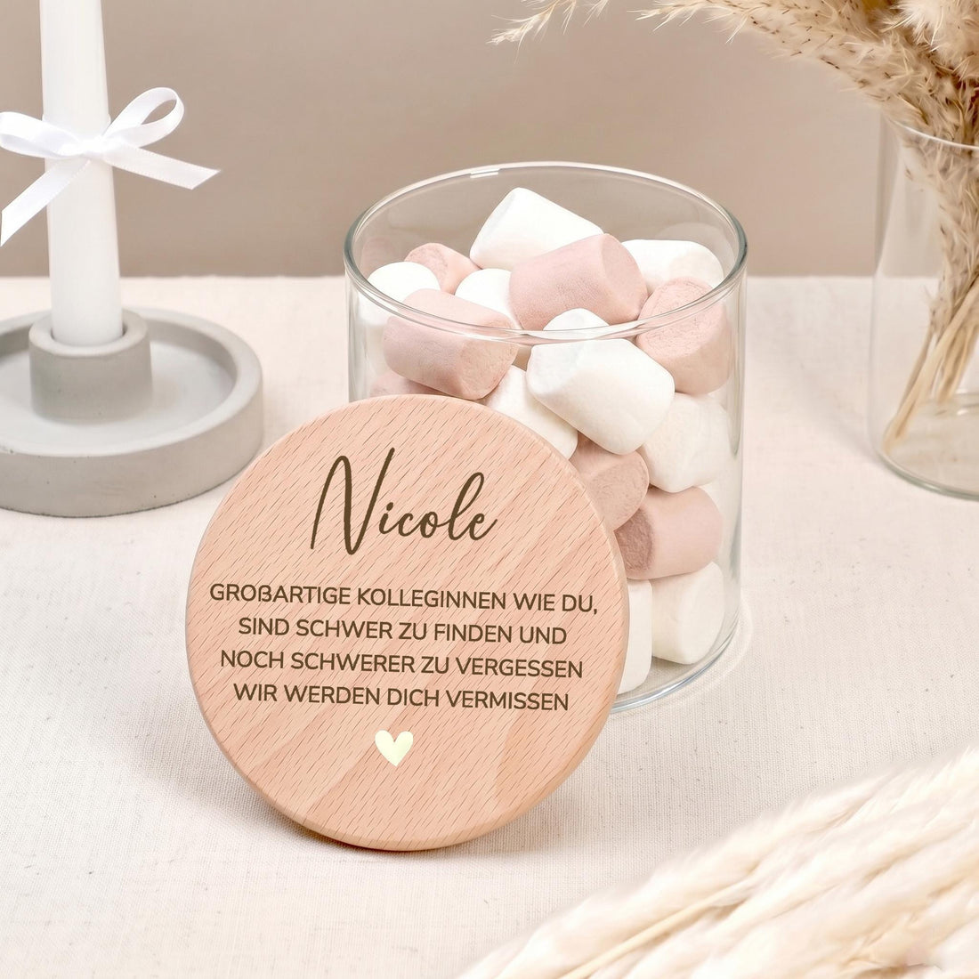 Personalisiertes Vorratsglas mit hochwertiger Lasergravur als liebevolles Abschiedsgeschenk für eine Kollegin oder einen Kollegen. Das dekorative Naschglas eignet sich perfekt für Süßigkeiten, Schokolade oder kleine Aufmerksamkeiten und bleibt als persönliche Erinnerung an die gemeinsame Zeit im Büro erhalten.