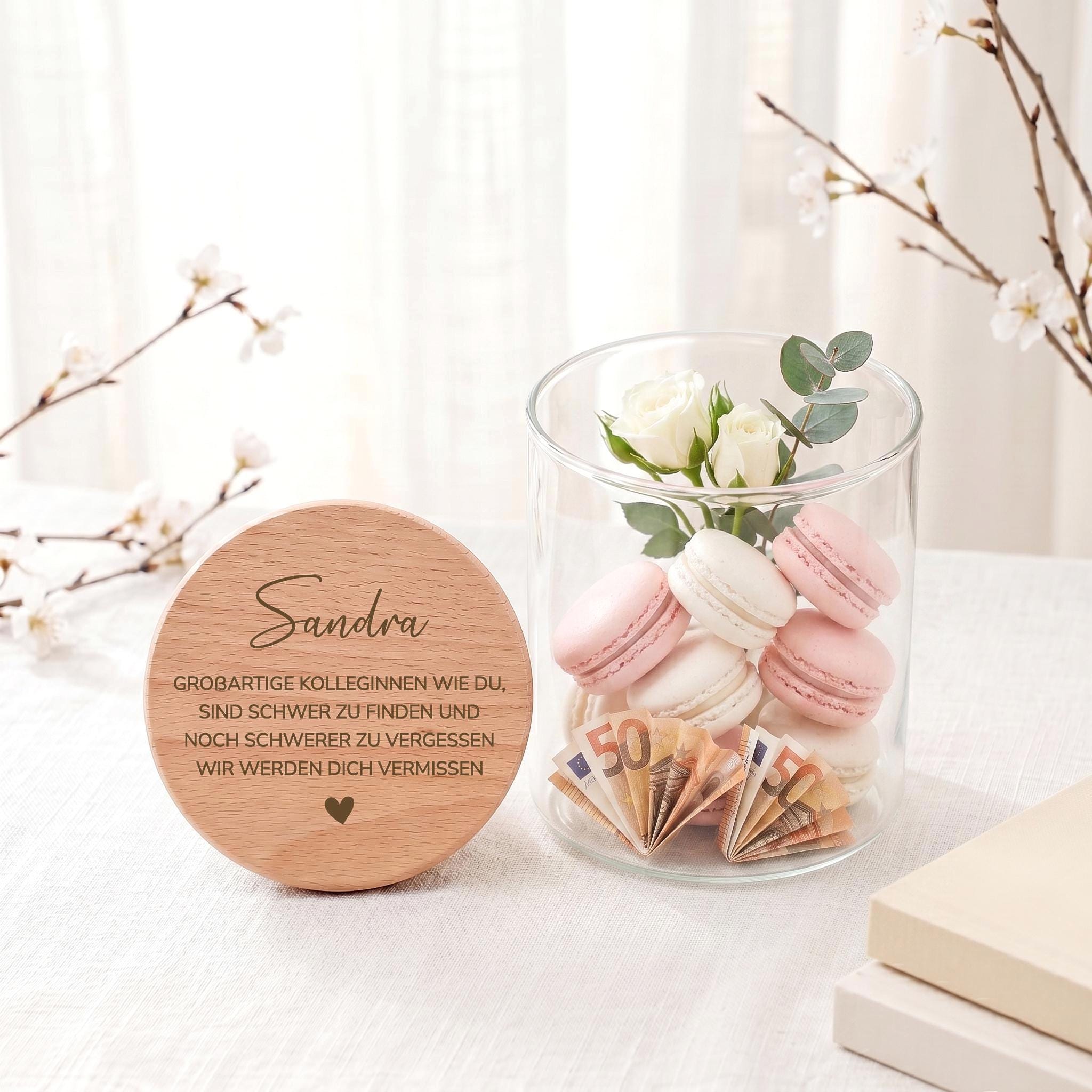 Stilvolles Naschglas mit persönlicher Gravur als Geschenk zum Jobwechsel. Das Vorratsglas bietet Platz für Bonbons, Schokolade oder andere Leckereien und wird durch die individuelle Personalisierung zu einem einzigartigen Erinnerungsstück.