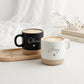 Modernes Geschenkset mit Kaffeetasse und passendem Tablett, individuell graviert mit Namen oder Wunschtext. Das Set eignet sich als Geschenk für Frauen, Männer oder Paare und überzeugt durch hochwertiges Material und liebevolle Verarbeitung.