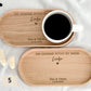 Kaffeetasse mit Namen personalisiert im Set mit Tablett, Geschenk zur Hochzeit für Brautpaar, Mr Mrs Design, einzigartiges Mitbringsel, dekorativ und praktisch für Kaffee oder Tee, individuelles Hochzeitsgeschenk. Individuell gestaltetes Tassen-Set mit Namen des Paares, eine einzigartige Geschenkidee für Hochzeiten, Jahrestage und die Goldene Hochzeit.