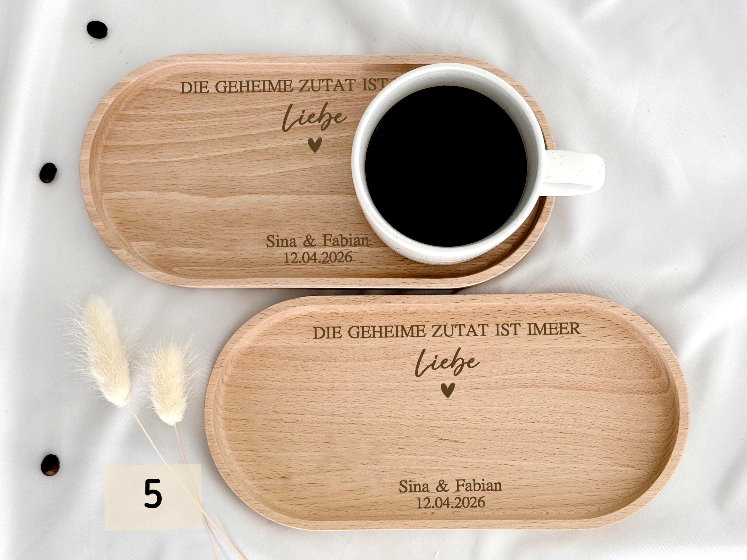 Kaffeetasse mit Namen personalisiert im Set mit Tablett, Geschenk zur Hochzeit für Brautpaar, Mr Mrs Design, einzigartiges Mitbringsel, dekorativ und praktisch für Kaffee oder Tee, individuelles Hochzeitsgeschenk. Individuell gestaltetes Tassen-Set mit Namen des Paares, eine einzigartige Geschenkidee für Hochzeiten, Jahrestage und die Goldene Hochzeit.