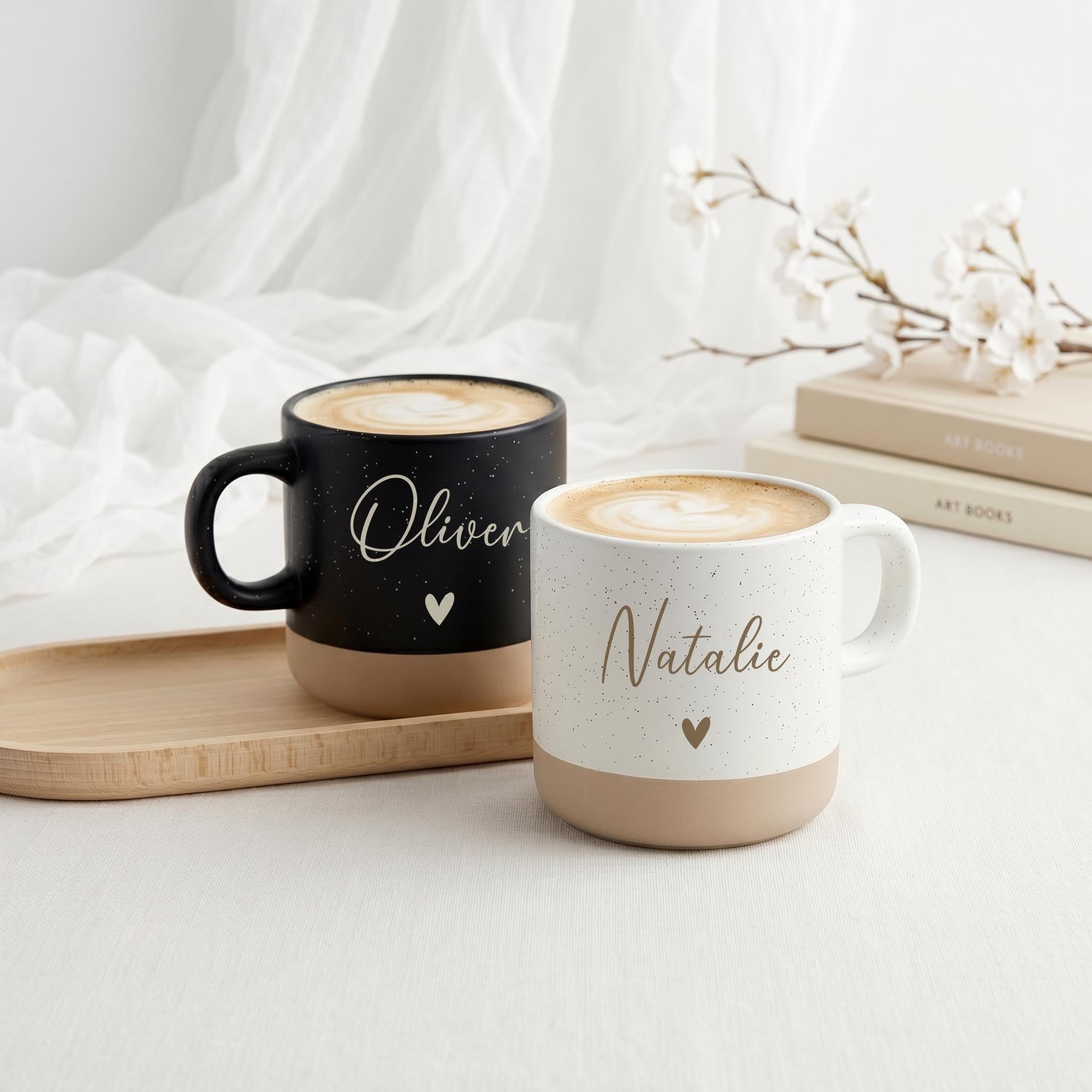 Individuelles Geschenk zur Hochzeit mit personalisierter Kaffeetasse und passendem Holztablett, eine stilvolle Geschenkidee für Braut und Bräutigam mit emotionalem Erinnerungswert. Hochwertiges Geschenkset mit zwei personalisierten Tassen für das Brautpaar, gefertigt als einzigartiges Erinnerungsstück an den Hochzeitstag.