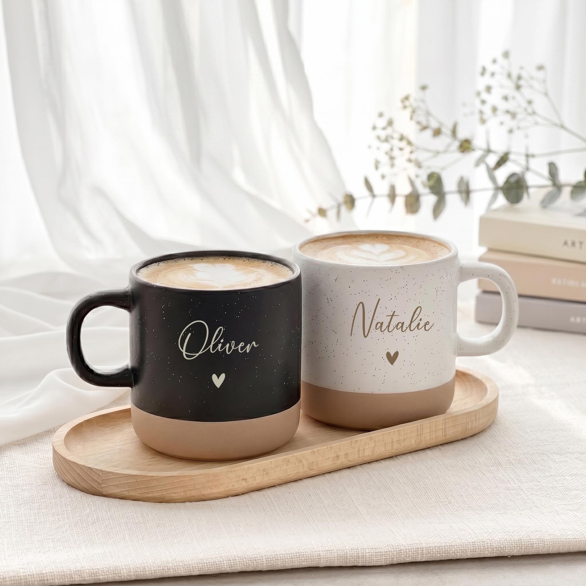 Elegantes Hochzeitsgeschenk mit individueller Gravur für Braut und Bräutigam, bestehend aus einer personalisierten Tasse und einem hochwertigen Holztablett im zeitlosen Design. Hochzeitsgeschenk für das Brautpaar mit individuell gestalteten Tassen, perfekt als persönliches Geschenk zur Hochzeit oder als romantische Überraschung für Paare.