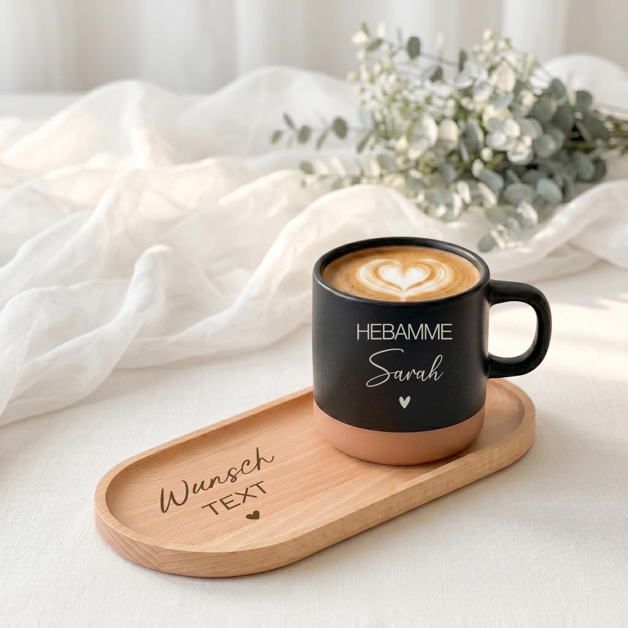 Liebevoll gestaltetes Geschenkset mit gravierter Tasse und passendem Tablett als Dankeschön für eine Hebamme. Das personalisierte Design macht jedes Set zu einem einzigartigen Erinnerungsstück und eignet sich perfekt als Geschenk nach der Geburt oder zum Abschied einer geschätzten Hebamme.