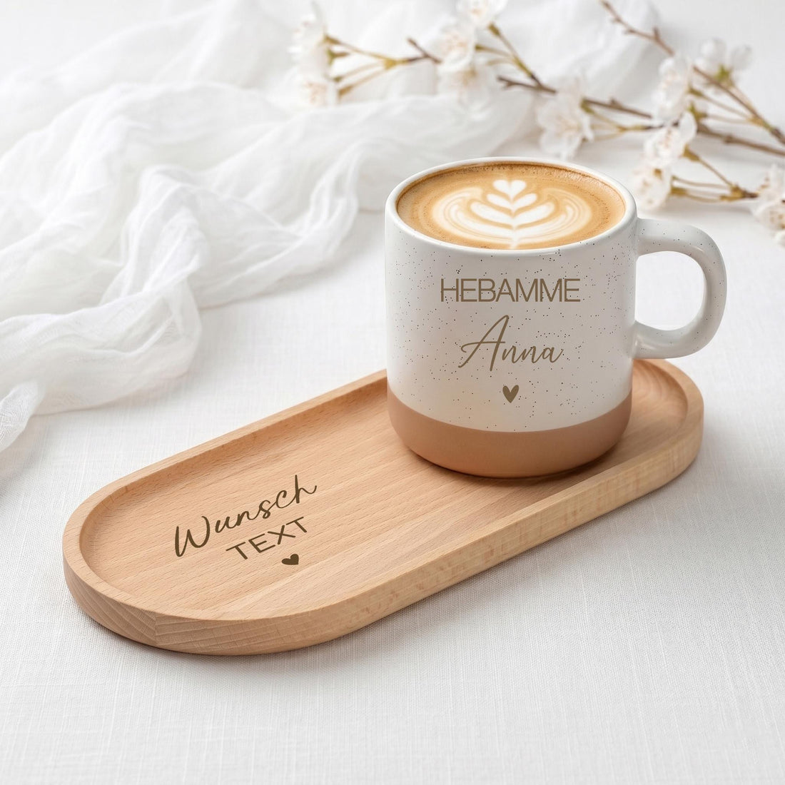 Personalisiertes Geschenkset mit hochwertiger Kaffeetasse und passendem Holztablett für eine Hebamme. Beide Produkte werden individuell mit Namen oder Wunschtext graviert und eignen sich als liebevolles Dankeschön nach Schwangerschaft, Geburt oder Wochenbett. Eine besondere Geschenkidee, die jeden Kaffee- oder Teemoment zu einer schönen Erinnerung macht.