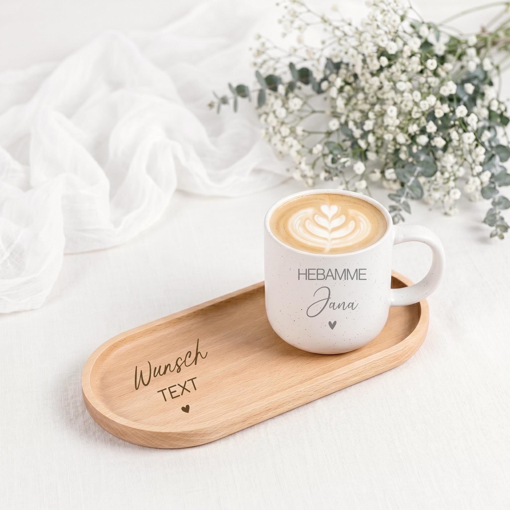 Stilvolles Geschenkset bestehend aus einer personalisierten Kaffeetasse und einem dekorativen Tablett. Eine besondere Geschenkidee für Hebammen zum Abschied, zur Geburt oder einfach als liebevolle Aufmerksamkeit, um Danke für die wertvolle Begleitung und Unterstützung zu sagen.