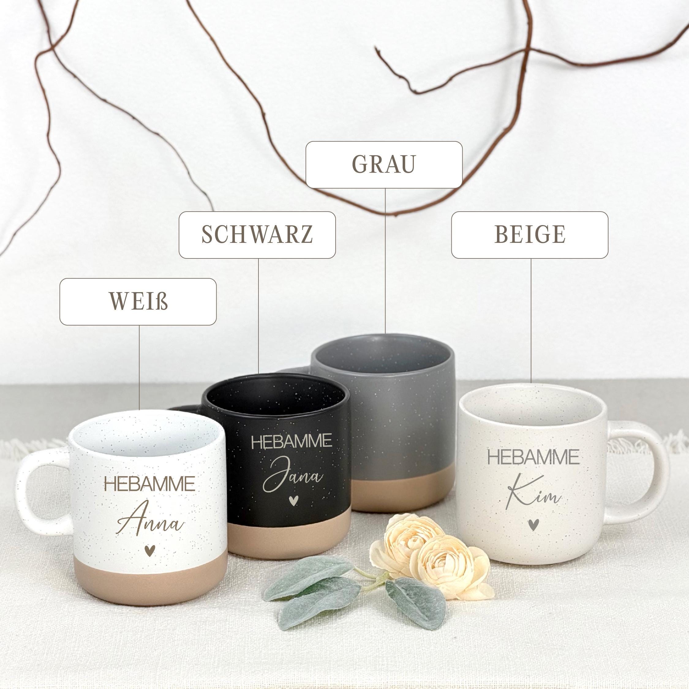 Hochwertiges Geschenkset mit gravierter Tasse und Holztablett als stilvolles Dankeschön Geschenk für Hebammen. Perfekt geeignet für Schwangerschaft, Geburt, Wochenbett oder Abschied und individuell mit Namen oder persönlicher Botschaft personalisierbar.