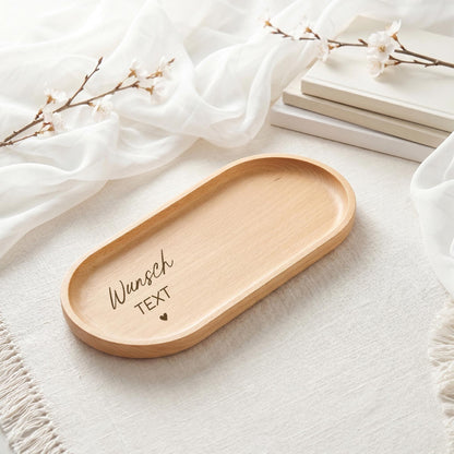 Hochwertiges Geschenkset aus einer personalisierten Kaffeetasse und einem gravierten Holztablett. Ideal als Geschenk für Hebammen, die werdende Eltern mit viel Herz, Geduld und Fürsorge begleitet haben. Das Set wird individuell mit Wunschname oder persönlicher Botschaft gestaltet.