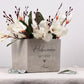Hochwertiger Blumentopf in Beton-Optik mit persönlicher Lasergravur als Geschenk für Hebamme. Der personalisierte Pflanztopf ist eine wunderschöne Möglichkeit, Danke für die Begleitung während Schwangerschaft, Geburt und Wochenbett zu sagen und bleibt als bleibende Erinnerung viele Jahre erhalten.