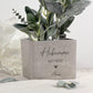 Dekorativer Blumentopf mit persönlicher Gravur als Geschenk für Hebamme mit Herz. Der individuell gestaltete Pflanztopf eignet sich perfekt als Erinnerungsgeschenk und kann mit einer kleinen Pflanze oder Blumen verschenkt werden, um Wertschätzung und Dankbarkeit auszudrücken.