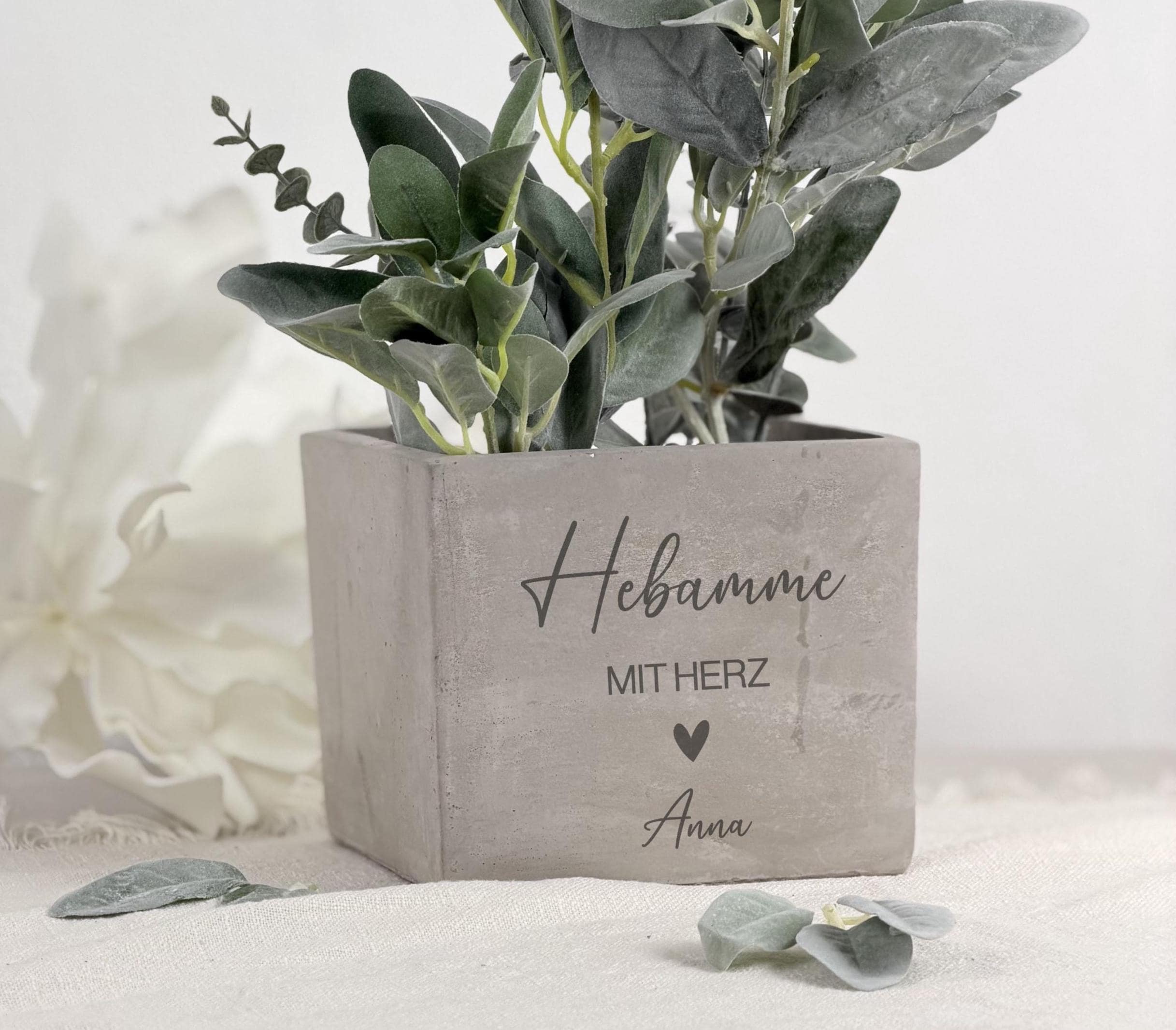 Dekorativer Blumentopf mit persönlicher Gravur als Geschenk für Hebamme mit Herz. Der individuell gestaltete Pflanztopf eignet sich perfekt als Erinnerungsgeschenk und kann mit einer kleinen Pflanze oder Blumen verschenkt werden, um Wertschätzung und Dankbarkeit auszudrücken.