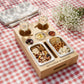 Liebevoll personalisierte Snackbox für Paare mit zwei passenden Gläsern, ideal als Geschenk zum Jahrestag, zur Verlobung, Hochzeit oder zum Einzug in ein neues Zuhause.