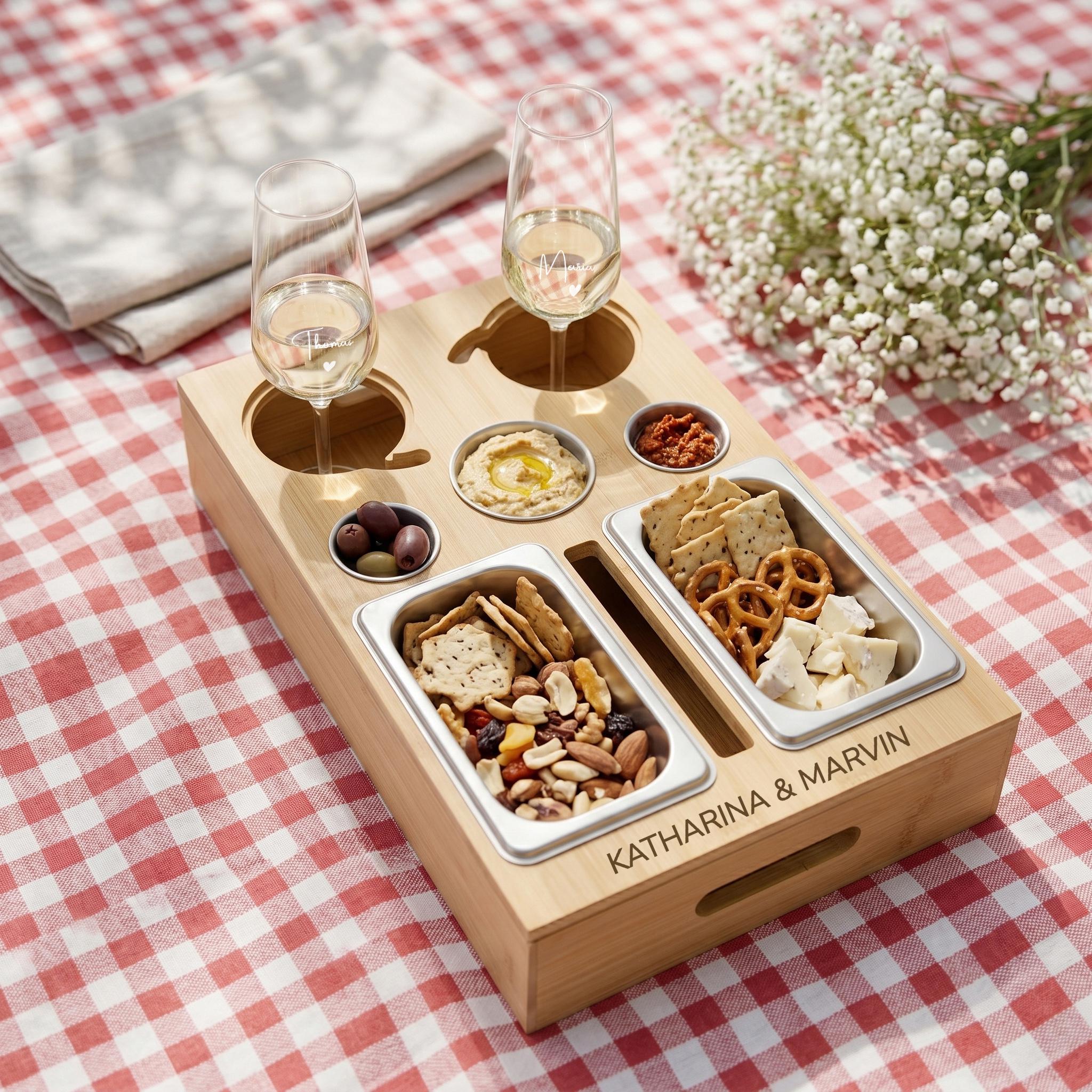 Liebevoll personalisierte Snackbox für Paare mit zwei passenden Gläsern, ideal als Geschenk zum Jahrestag, zur Verlobung, Hochzeit oder zum Einzug in ein neues Zuhause.