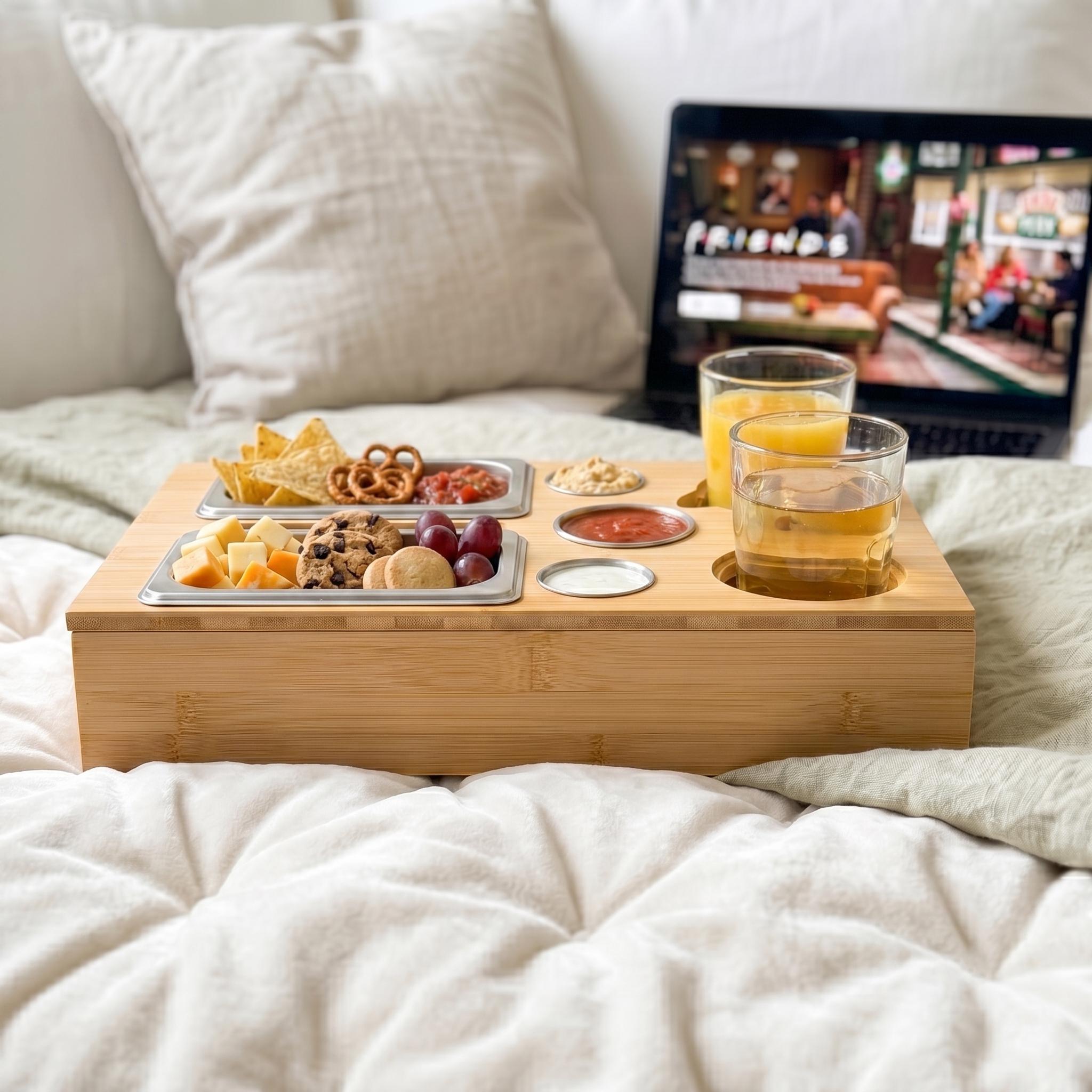 Individuell gestaltete Couchbar mit Namen, Datum oder Wunschtext graviert, die Snacks, Getränke und gemeinsame Abende auf dem Sofa noch schöner und persönlicher macht.