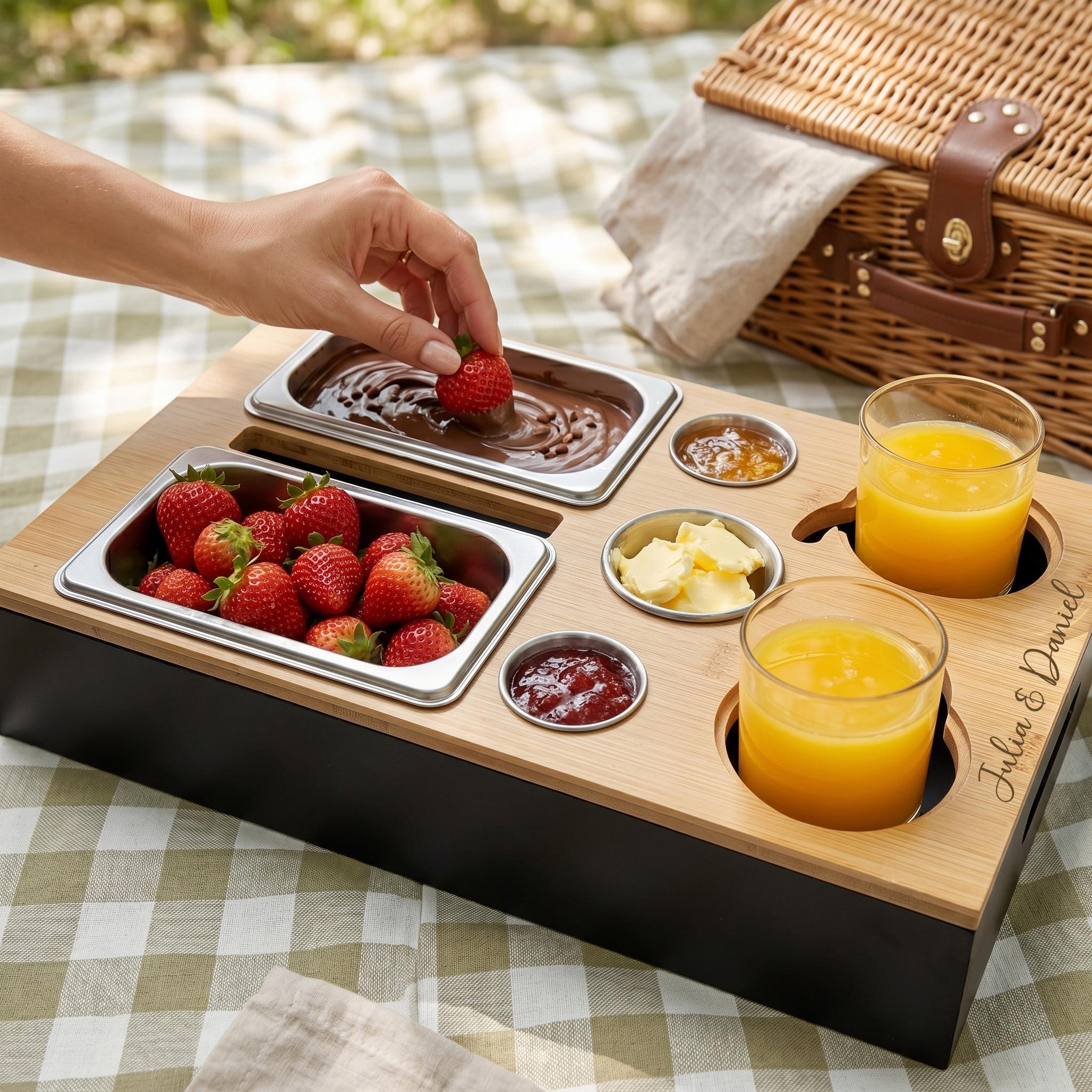 Hochwertige Couchbar mit individueller Gravur für gemeinsame Abende auf dem Sofa, bei denen Snacks, Getränke und schöne Erinnerungen im Mittelpunkt stehen.