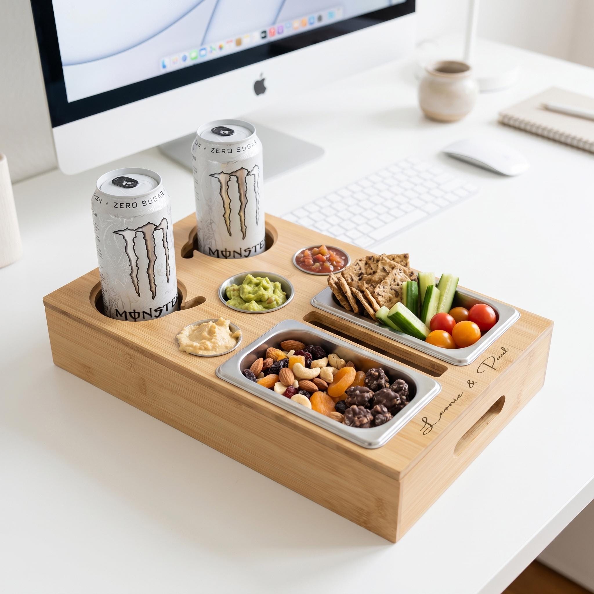 Personalisierte Snackbar für das Wohnzimmer aus hochwertigem Holz mit zwei Gläsern und viel Platz für Snacks, Süßigkeiten, Nüsse oder andere Lieblingsleckereien.