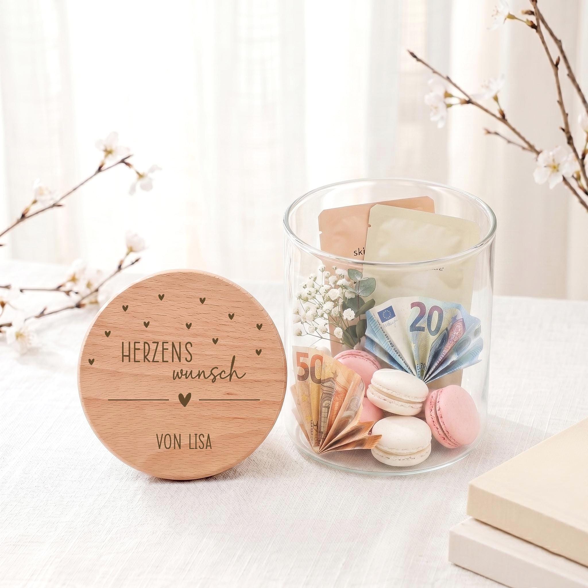 Hochwertiges Geschenkglas mit individueller Gravur und Holzdeckel als kreatives Geburtstagsgeschenk. Das personalisierte Vorratsglas bietet Platz für Süßigkeiten, Schokolade oder ein Geldgeschenk und wird mit Deinem Wunschnamen zu einem einzigartigen Erinnerungsstück gefertigt.