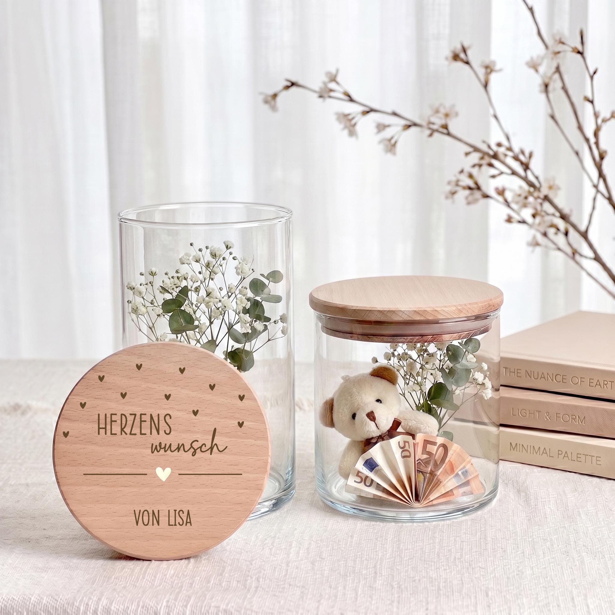 Personalisiertes Vorratsglas mit hochwertiger Gravur und Holzdeckel als originelle Geschenkidee zum Geburtstag. Das Geschenkglas kann mit Wunschname oder individuellem Text personalisiert werden und eignet sich perfekt zum Befüllen mit Süßigkeiten, Geldgeschenken oder kleinen Überraschungen für Familie und Freunde.