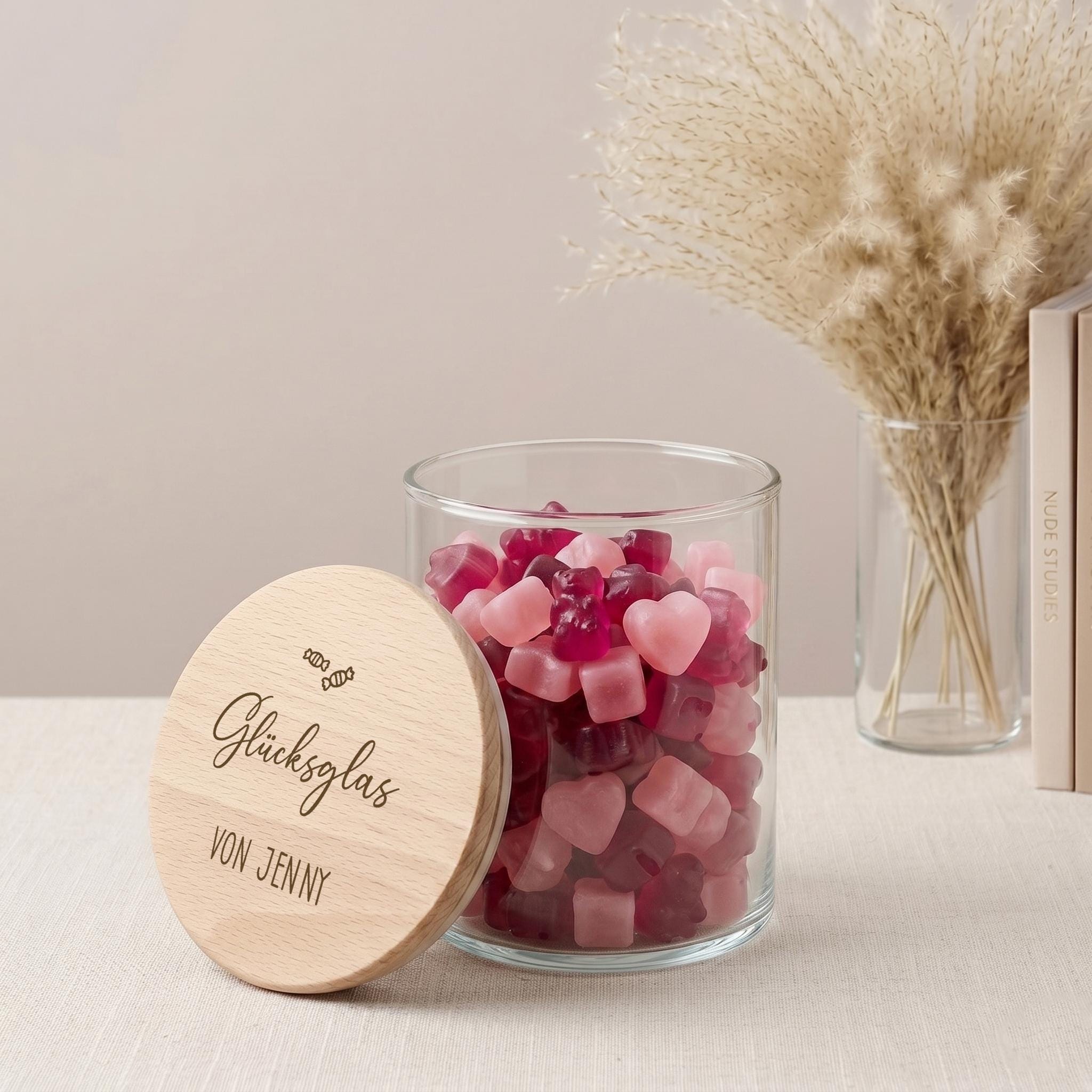 Personalisierbares Vorratsglas mit individueller Gravur als kreative Geschenkidee. Das Glas eignet sich hervorragend zum Befüllen mit Süßigkeiten, Schokolade oder anderen Leckereien und wird mit Wunschname zu einem einzigartigen Erinnerungsstück.