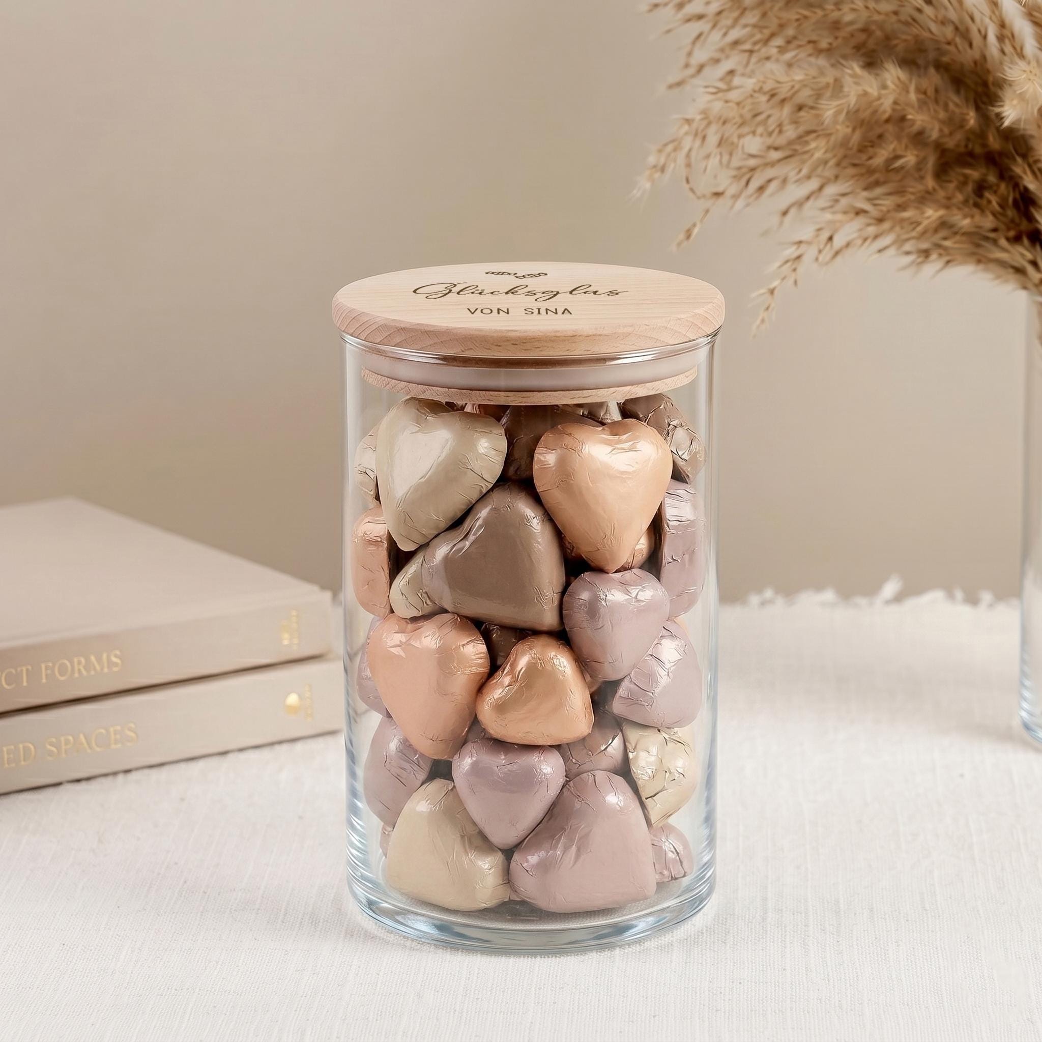 Dekoratives Geschenkglas mit Holzdeckel und hochwertiger Gravur. Das personalisierte Süßigkeitenglas ist eine originelle Geschenkidee für Geburtstage, als Mitbringsel oder als kleine Aufmerksamkeit für Freunde, Familie oder Arbeitskollegen.