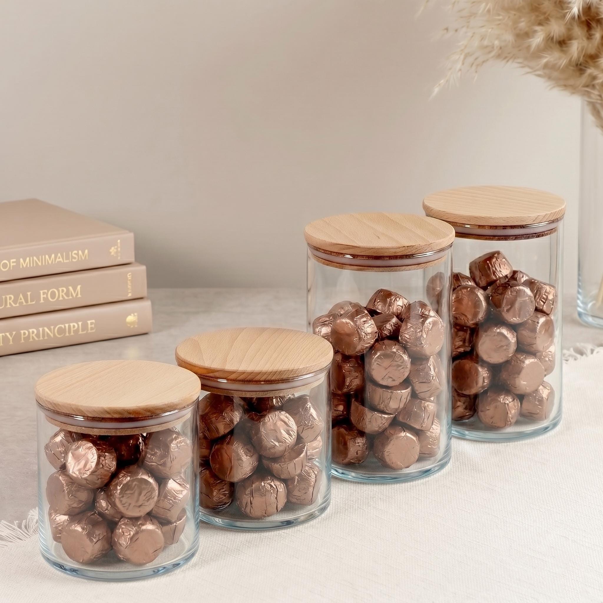 Personalisiertes Süßigkeitenglas mit Wunschname und präziser Lasergravur. Das dekorative Vorratsglas eignet sich ideal als Geschenk für Freundin, Freund oder Kollegen und kann mit Bonbons, Marshmallows oder kleinen Überraschungen befüllt werden.