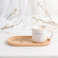 Gravierte Kaffeetasse mit passendem Tablett als personalisiertes Geschenk für eine Hebamme. Das hochwertige Set wird individuell gefertigt und eignet sich perfekt als Abschiedsgeschenk, Dankeschön oder Erinnerung an die liebevolle Begleitung während Schwangerschaft und Geburt. Eine persönliche Aufmerksamkeit mit bleibendem Wert.