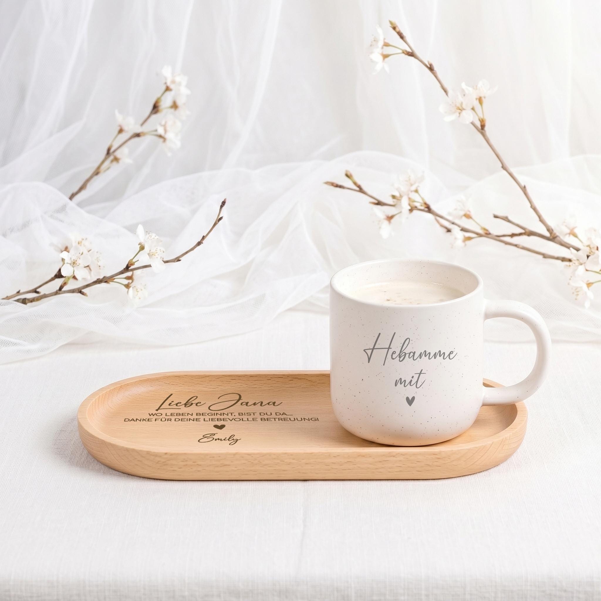 Gravierte Kaffeetasse mit passendem Tablett als personalisiertes Geschenk für eine Hebamme. Das hochwertige Set wird individuell gefertigt und eignet sich perfekt als Abschiedsgeschenk, Dankeschön oder Erinnerung an die liebevolle Begleitung während Schwangerschaft und Geburt. Eine persönliche Aufmerksamkeit mit bleibendem Wert.