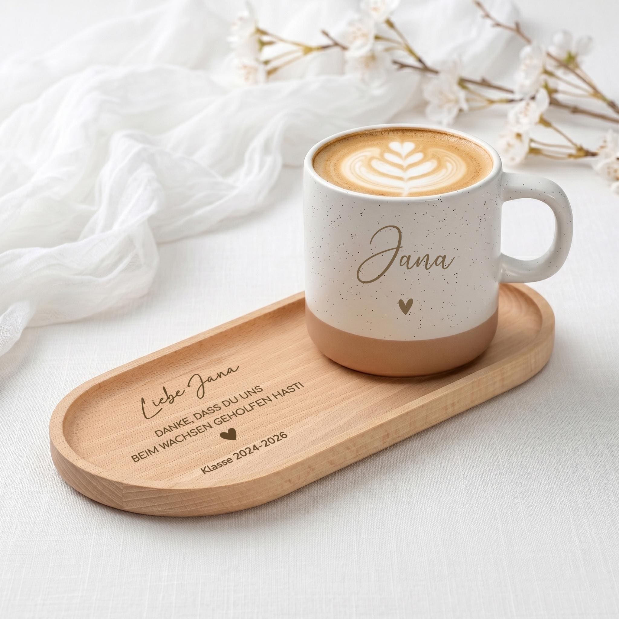 Abschiedsgeschenk Kindergarten mit gravierter Tasse und Holztablett, individuell mit Namen gestaltet und ideal als Geschenk von Kindern oder Eltern für besondere Bezugspersonen.