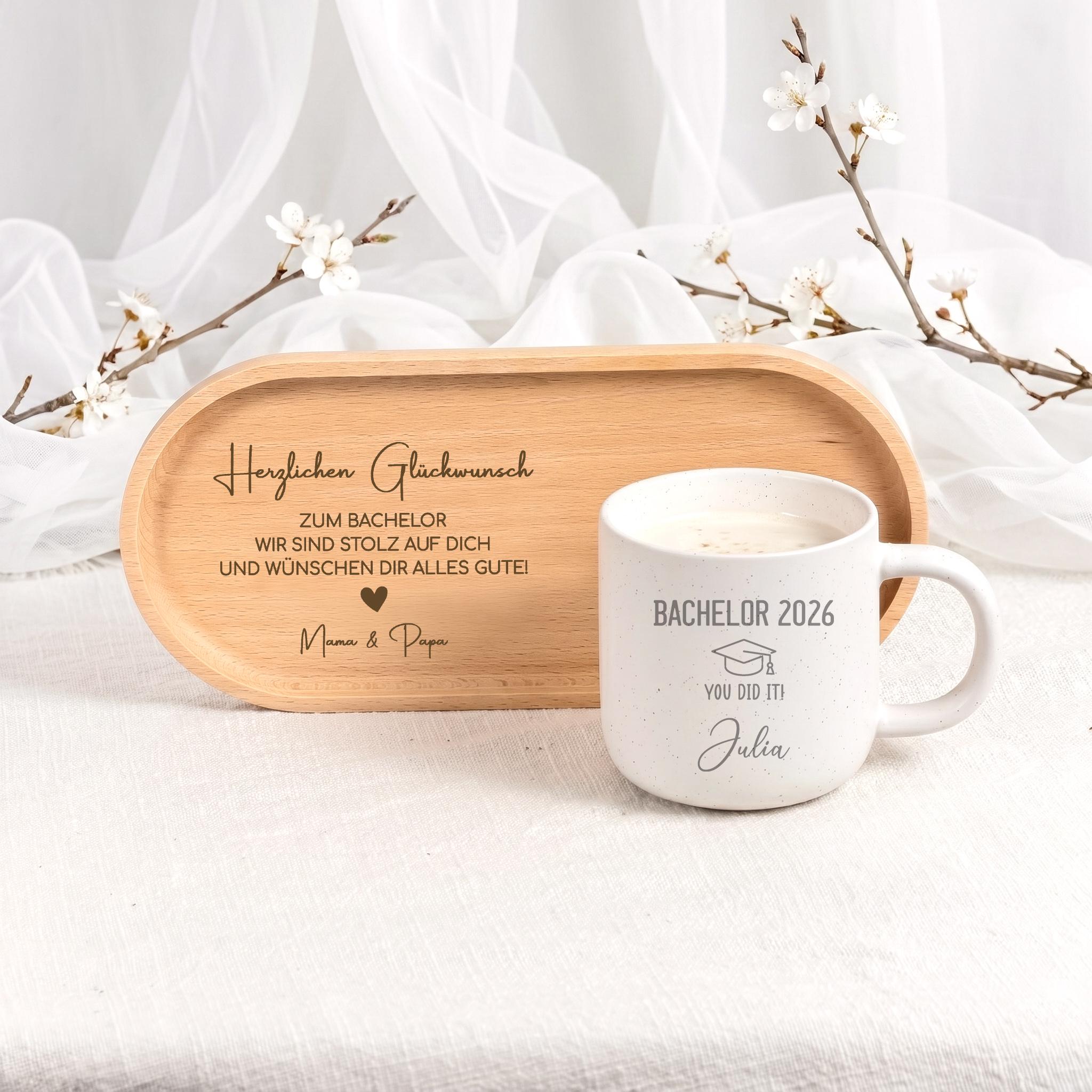 Besondere Geschenkidee zum Bachelor-Abschluss mit gravierter Tasse und Holztablett. Das personalisierte Set eignet sich hervorragend als Glückwunsch zum Uni-Abschluss und überzeugt durch hochwertige Verarbeitung und zeitloses Design.
