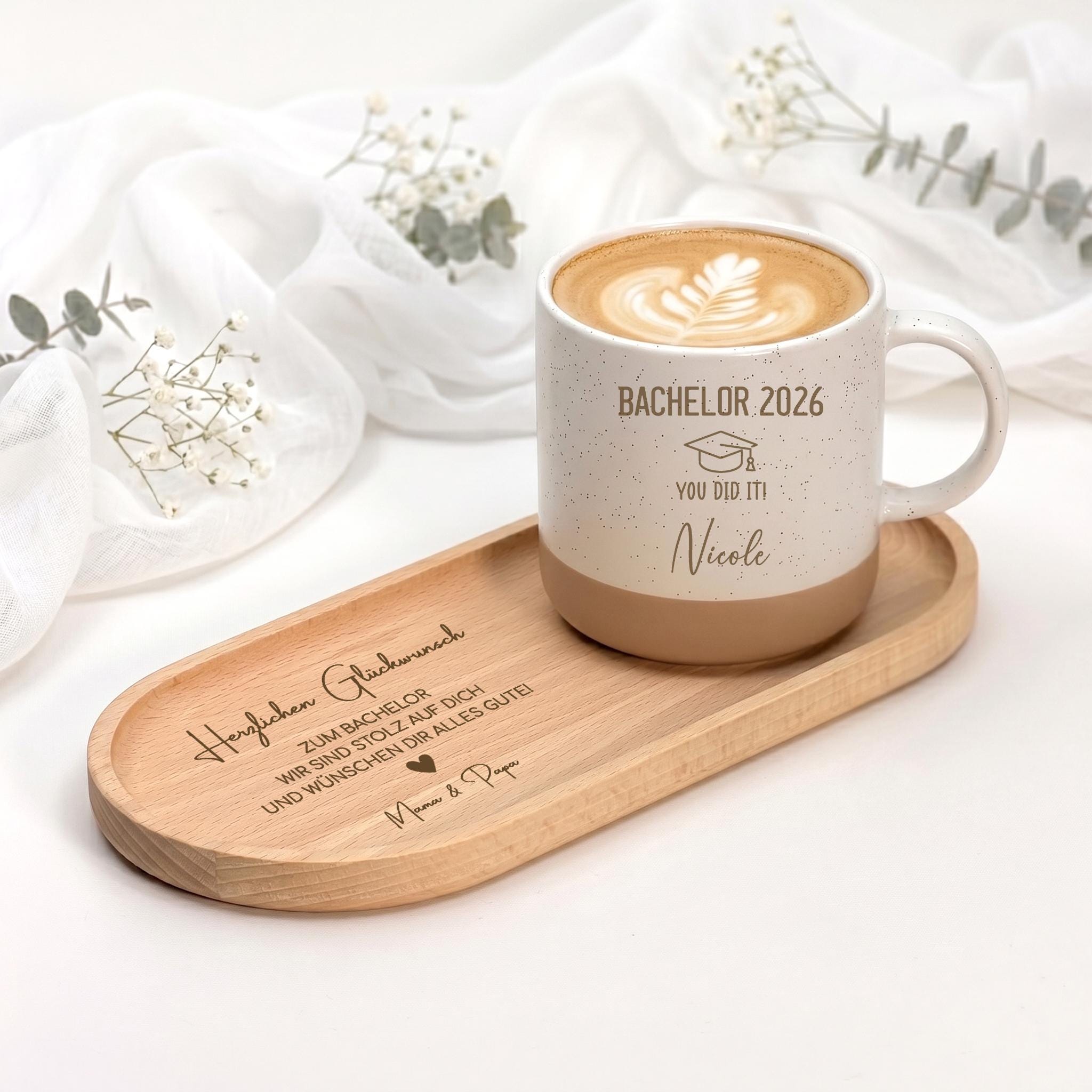 Personalisiertes Geschenkset mit Keramiktasse und Holztablett zum Bachelor-Abschluss. Das hochwertige Set wird individuell mit Namen graviert und ist eine besondere Geschenkidee zum Uni-Abschluss, zur bestandenen Prüfung oder als bleibende Erinnerung an einen wichtigen Meilenstein.
