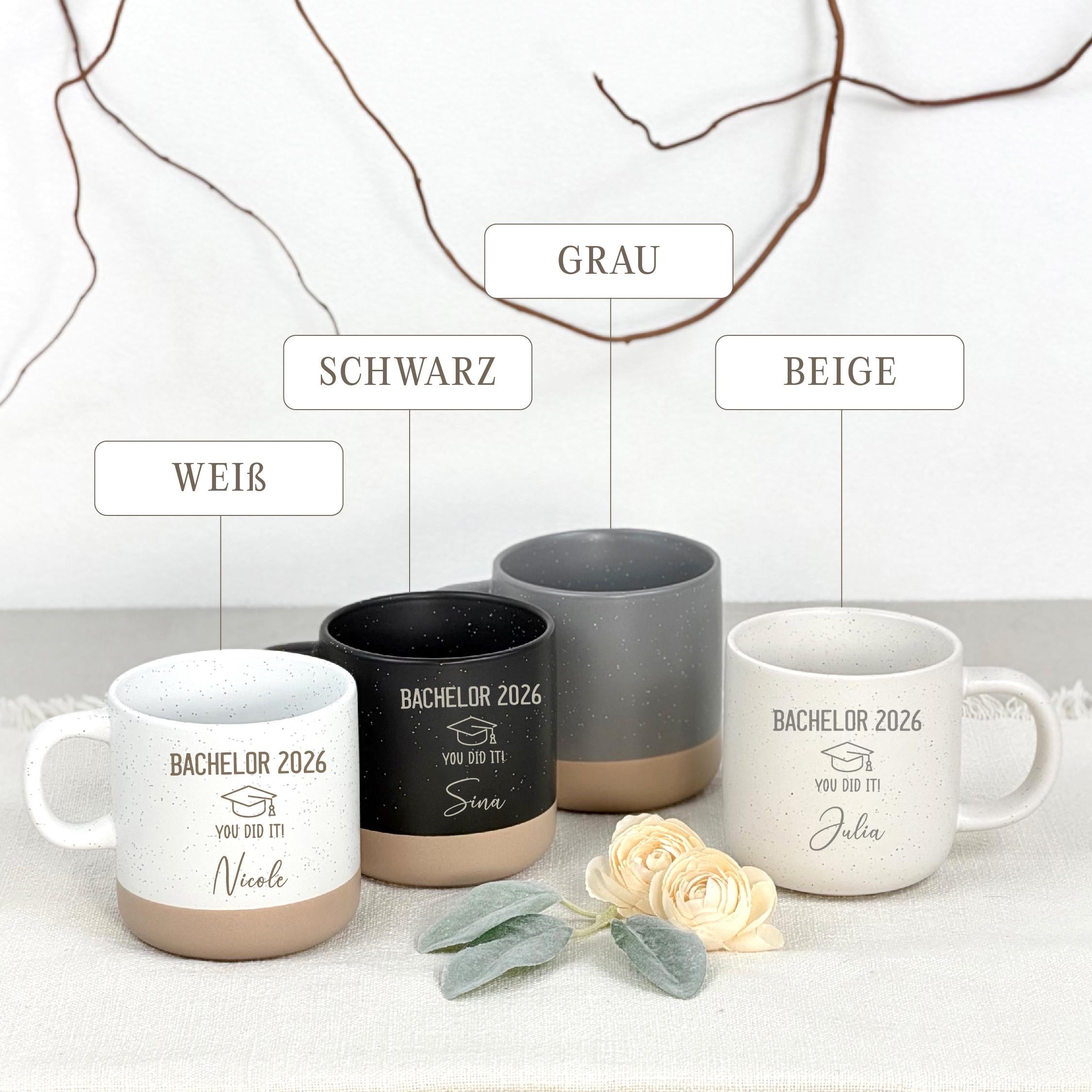 Personalisiertes Geschenkset zum Bachelor-Abschluss mit hochwertiger Keramiktasse und passendem Holztablett. Das Set wird individuell mit Namen personalisiert und eignet sich perfekt als besonderes Geschenk zur bestandenen Bachelorprüfung oder zum erfolgreichen Uni-Abschluss.