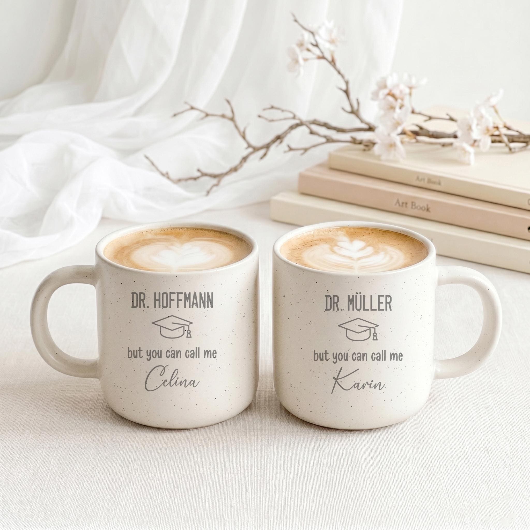 Individuell gravierte Keramiktasse als hochwertiges Geschenk zum Doktortitel. Das personalisierte Design mit Namen macht diese Tasse zu einer besonderen Aufmerksamkeit für alle, die ihre Promotion erfolgreich abgeschlossen haben und einen neuen Lebensabschnitt beginnen.