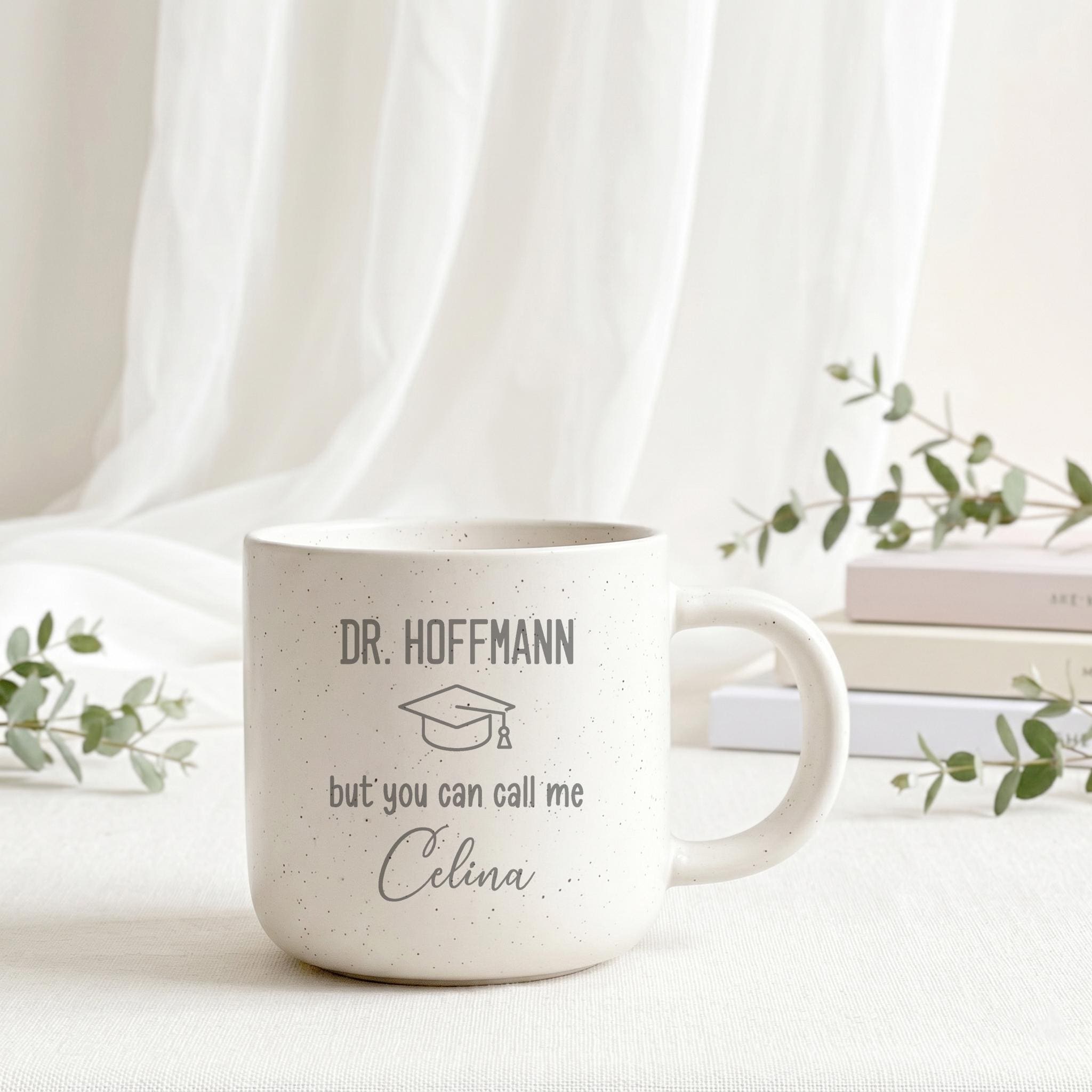 Elegante Kaffeetasse mit persönlicher Gravur als Geschenk zur Promotion. Die individuell gestaltete Tasse eignet sich hervorragend als Glückwunsch zum bestandenen Doktortitel und begeistert durch ihre hochwertige Verarbeitung und zeitlose Optik.