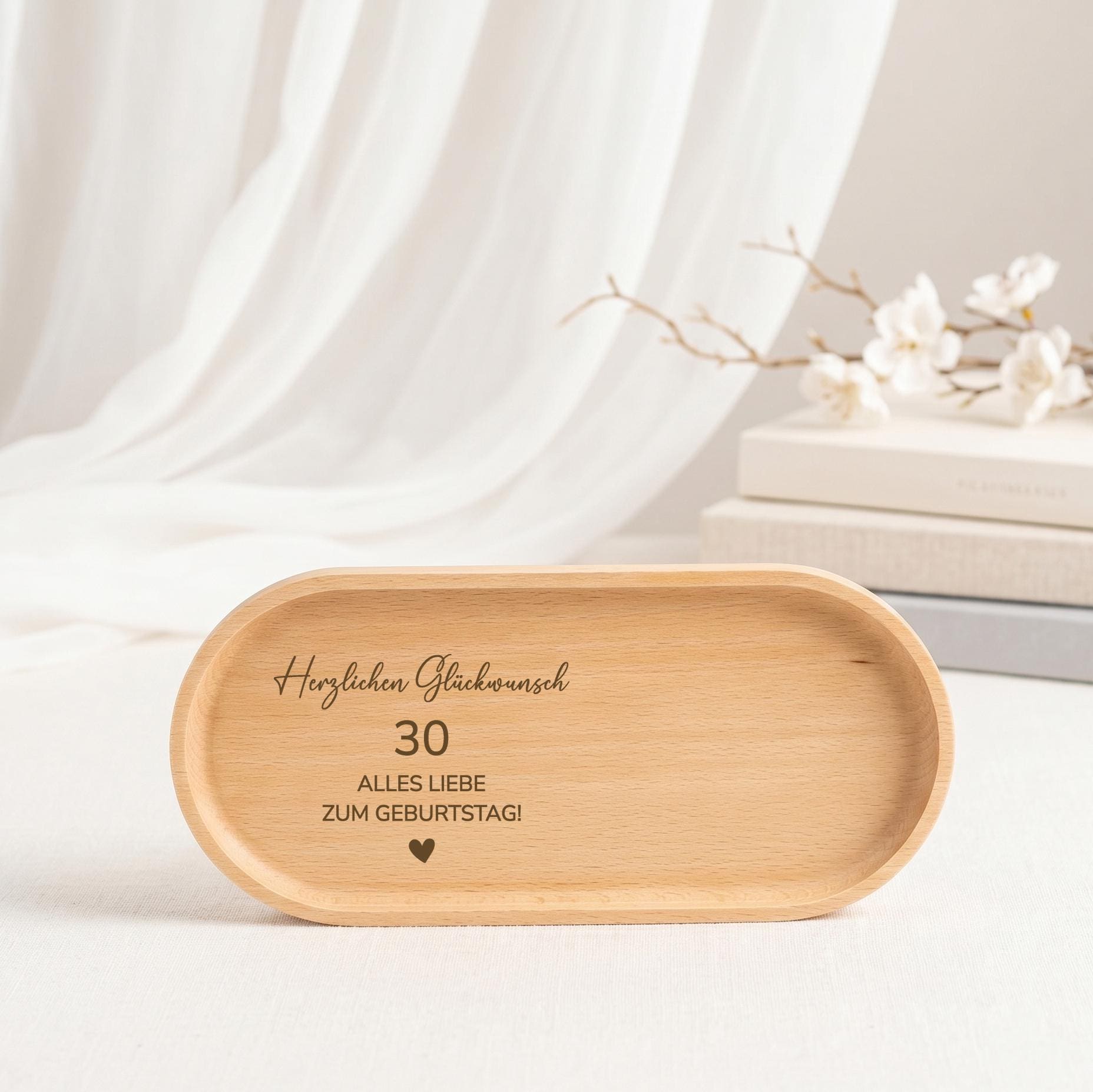 Hochwertiges Holztablett mit passender personalisierter Kaffeetasse und langlebiger Lasergravur. Das Geschenkset eignet sich hervorragend als Geburtstagsgeschenk, Jubiläumsgeschenk oder kleine Aufmerksamkeit für Menschen, die gerne Kaffee oder Tee genießen und Wert auf persönliche Geschenke legen.