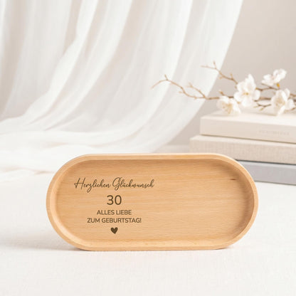 Hochwertiges Holztablett mit passender personalisierter Kaffeetasse und langlebiger Lasergravur. Das Geschenkset eignet sich hervorragend als Geburtstagsgeschenk, Jubiläumsgeschenk oder kleine Aufmerksamkeit für Menschen, die gerne Kaffee oder Tee genießen und Wert auf persönliche Geschenke legen.