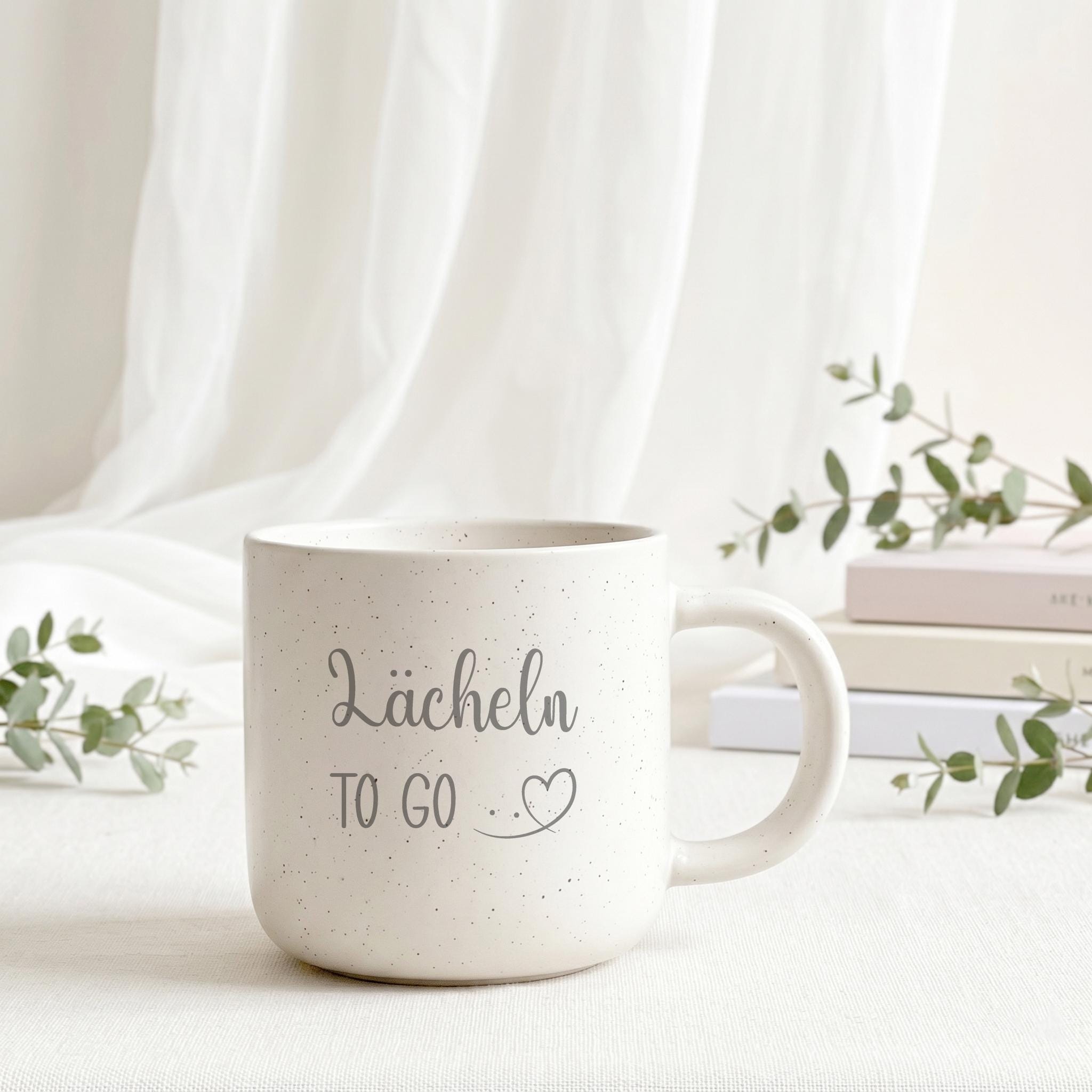 Personalisierte Kaffeetasse mit präziser Lasergravur und dauerhaftem Wunschnamen als stilvolle Geschenkidee für Kollegin, Kollegen oder Freundin – perfekt für Kaffee, Tee oder Cappuccino im Büro, Homeoffice oder Zuhause.