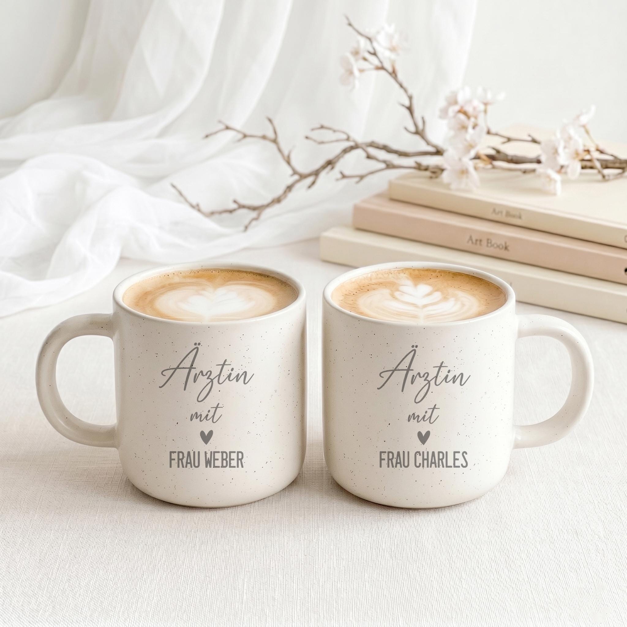 Lasergravierte Kaffeetasse mit Wunschname als stilvolles Geschenk für Ärztin, Arzt oder Krankenschwester – persönliche Geschenkidee für die Arztpraxis oder das medizinische Team.