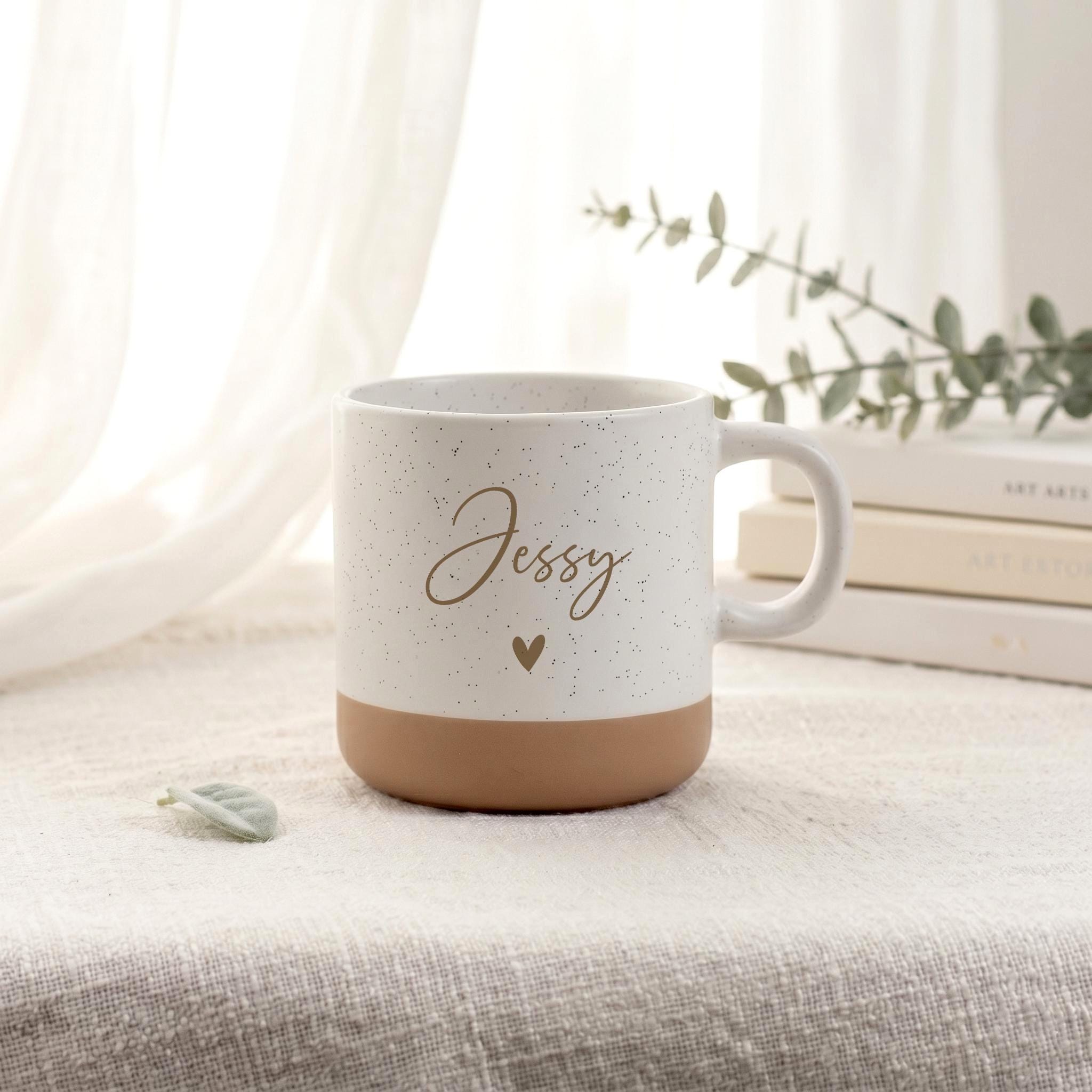 Individuell graviertes Geschenkset bestehend aus Kaffeetasse und Holztablett. Perfekt als Geburtstagsgeschenk mit Namen für Frauen, Männer oder beste Freunde. Das moderne Design und die hochwertige Verarbeitung machen dieses Set zu einer bleibenden Erinnerung.