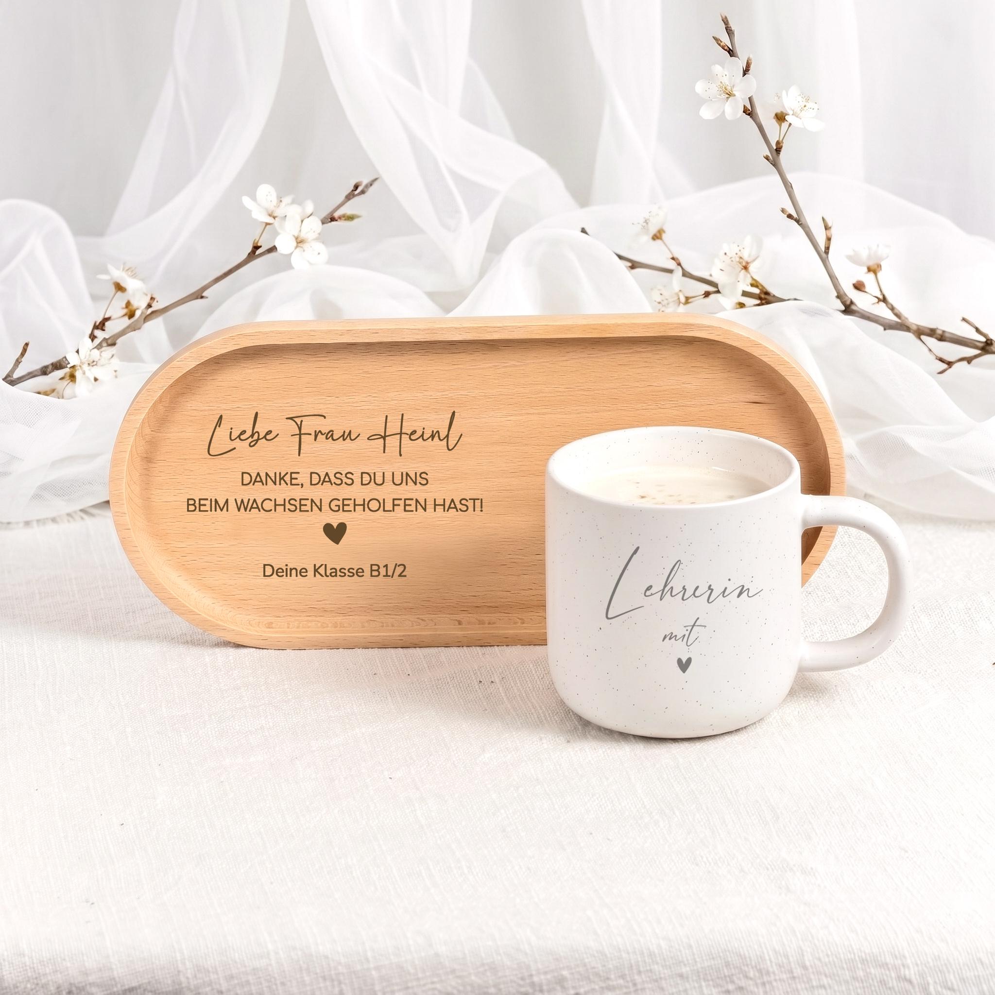 Individuelles Dankeschön Geschenk für Erzieherinnen und Lehrerinnen mit personalisierter Tasse, dekorativem Holztablett und emotionaler Gravur als bleibende Erinnerung.