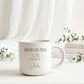 Hochwertiges Bachelor Geschenkset mit individuell gravierter Tasse und Holztablett. Perfekt geeignet als persönliches Abschlussgeschenk mit Namen für Studierende, die ihren Bachelor erfolgreich bestanden haben und ihren Erfolg feiern möchten.