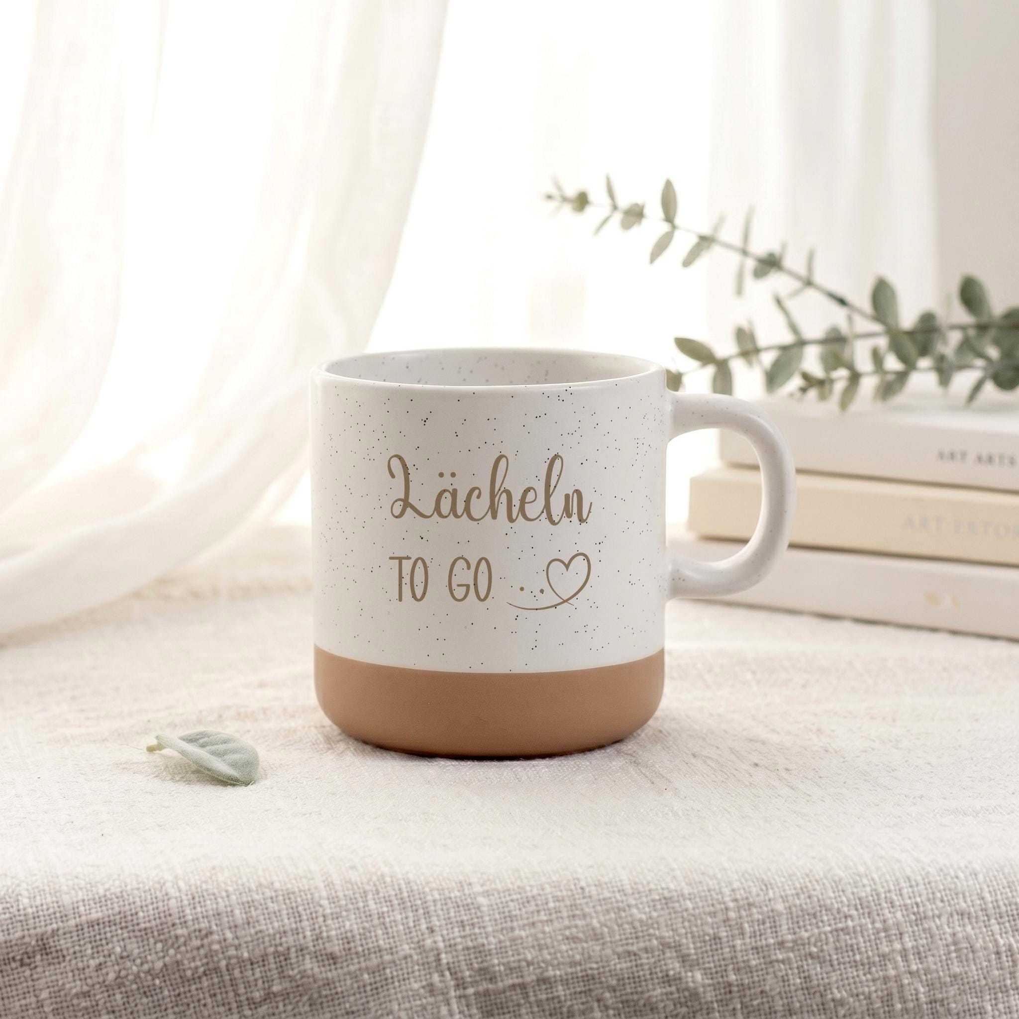 Weiße Keramiktasse mit individueller Gravur und inspirierendem Design als persönliches Motivationsgeschenk für den Alltag. Personalisierte Kaffeetasse aus Keramik mit hochwertiger Lasergravur und individuellem Wunschnamen als liebevolles Geschenk für Kollegin, Kollegen, Freunde oder Familie – perfekt als kleine Aufmerksamkeit, Glücksbringer oder Motivation für den Alltag.