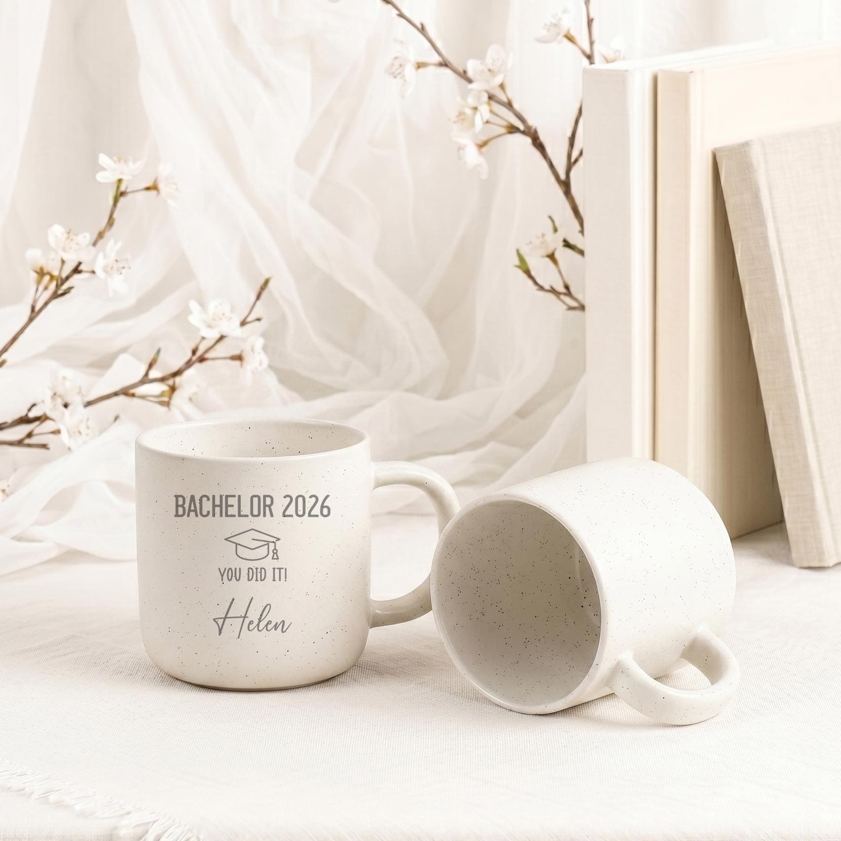 Personalisierte Kaffeetasse mit individueller Gravur als Geschenkidee zum Studienabschluss, Bachelor oder bestandenen Examen – langlebige Keramiktasse für Kaffee, Tee oder Cappuccino mit persönlicher Note.