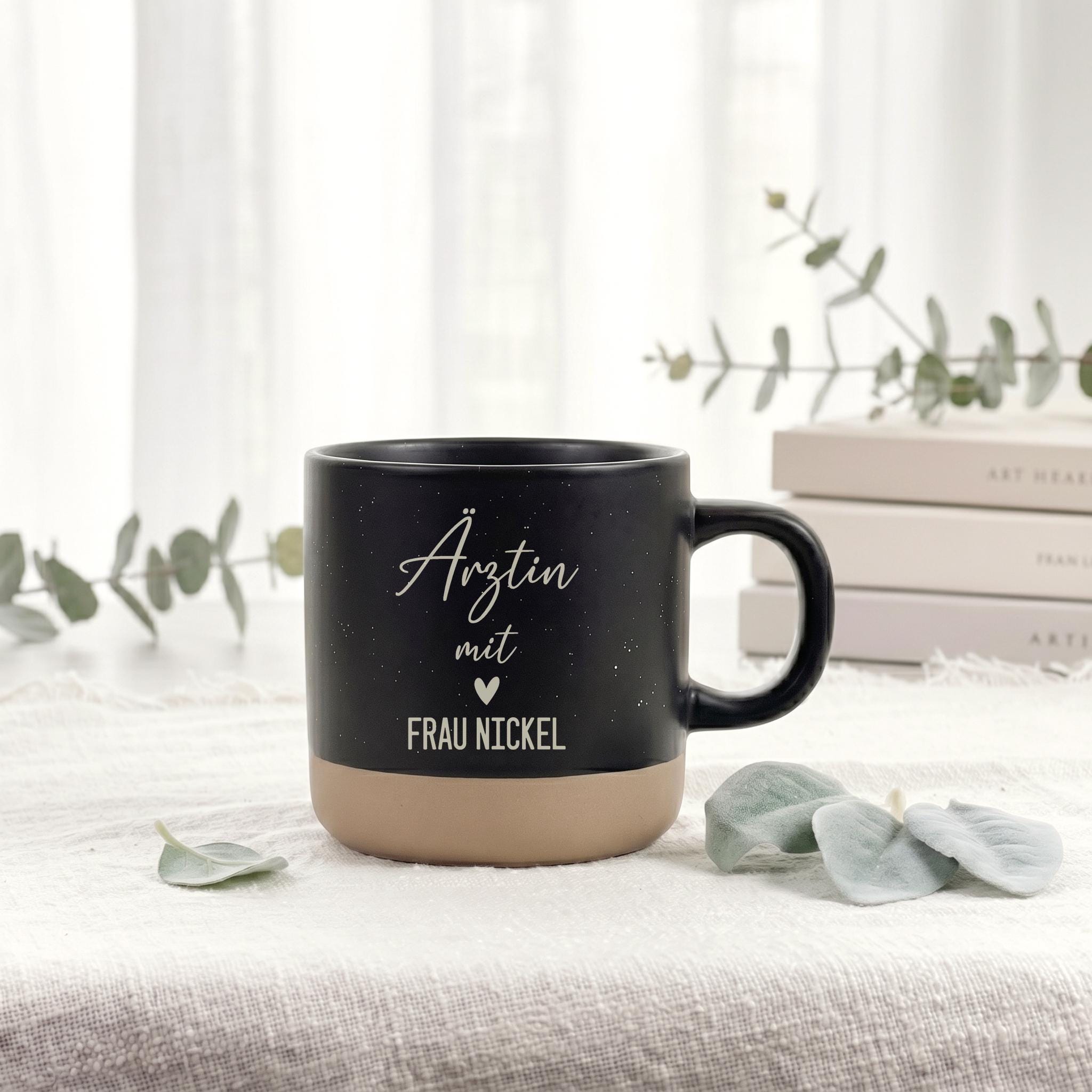 Personalisierte Tasse mit Wunschname und hochwertiger Lasergravur als Geschenk für Ärztin oder Arzt – eine besondere Aufmerksamkeit für die Arztpraxis, das Praxisteam oder medizinische Kolleginnen.
