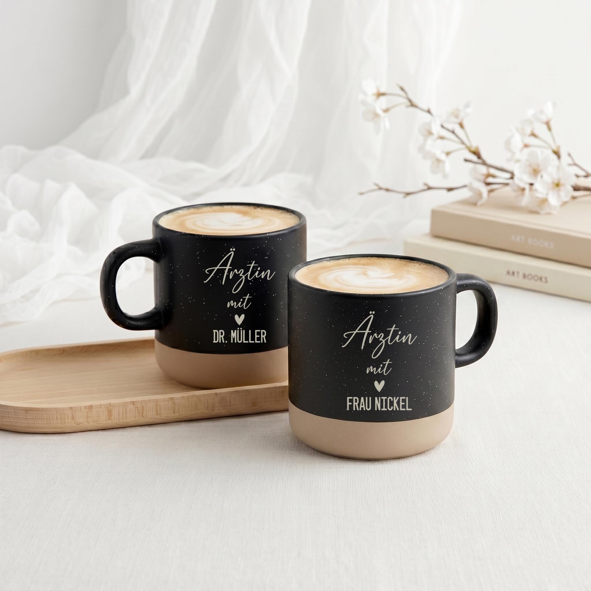 Personalisierte Tasse für Ärztin mit dauerhaft eingraviertem Namen als hochwertiges Medizin Geschenk für Praxis, Krankenhaus oder Gesundheitswesen – perfekt für Kaffee, Tee oder Cappuccino.