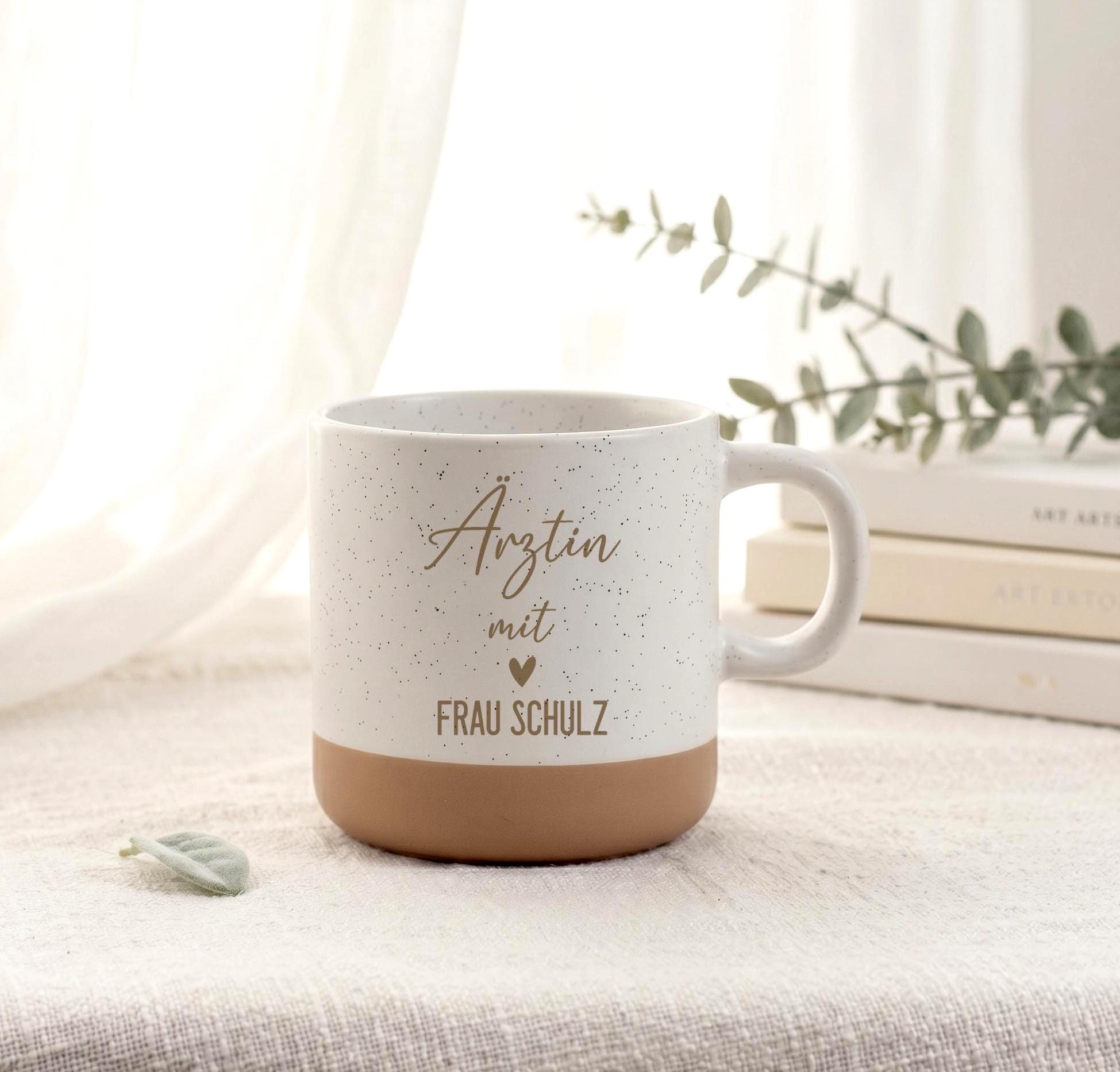 Personalisierte Kaffeetasse für Ärztin mit hochwertiger Lasergravur und individuellem Wunschnamen als liebevolles Dankeschön Geschenk für die Arztpraxis, das Praxisteam oder eine besondere Medizinerin.