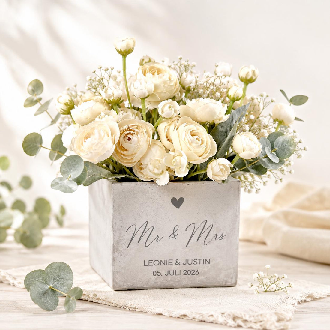Hochzeitsgeschenk Brautpaar | Personalisierter Blumentopf mit Gravur Mr & Mrs in Betonoptik, Geldgeschenk, Geschenk zur Hochzeit individuell
