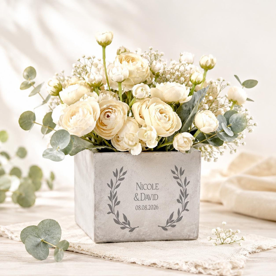 Geldgeschenk zur Hochzeit kreativ verpackt in einem personalisierten Blumentopf mit Gravur. Eine wunderschöne Möglichkeit, Geld stilvoll zu verschenken und gleichzeitig ein langlebiges Erinnerungsstück für das Brautpaar zu schaffen.
